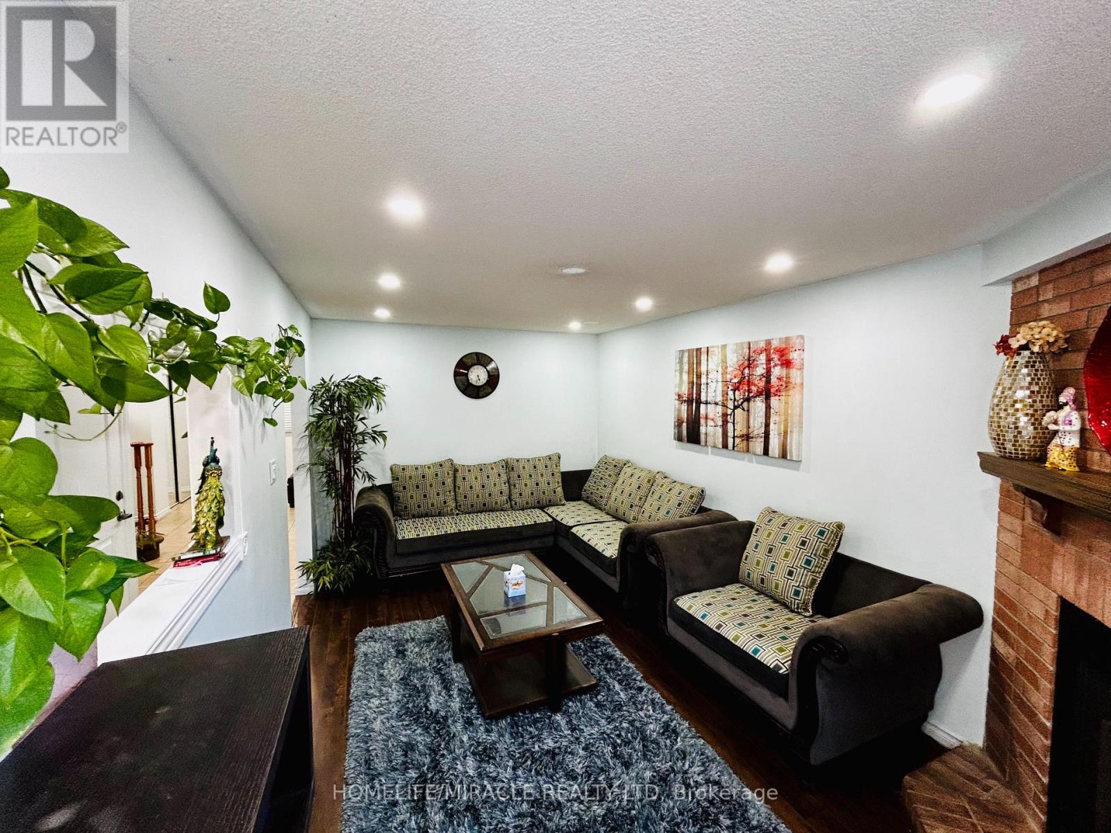 Upper - 3035 Dalehurst Drive, Mississauga, Ontario  L5N 6M8 - Photo 3 - W12588598