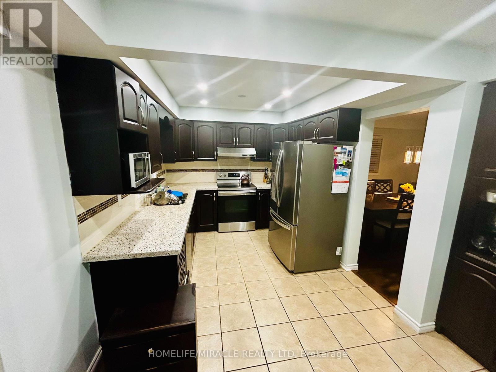 Upper - 3035 Dalehurst Drive, Mississauga, Ontario  L5N 6M8 - Photo 5 - W12588598