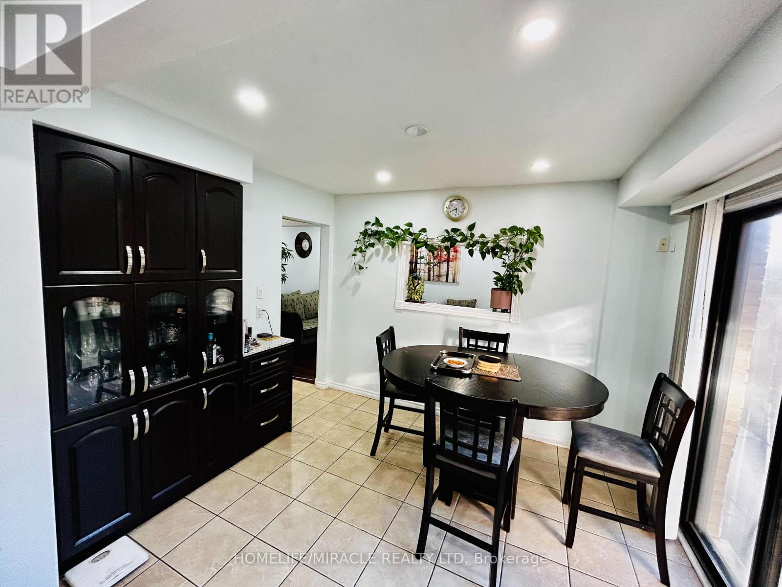 Upper - 3035 Dalehurst Drive, Mississauga, Ontario  L5N 6M8 - Photo 6 - W12588598