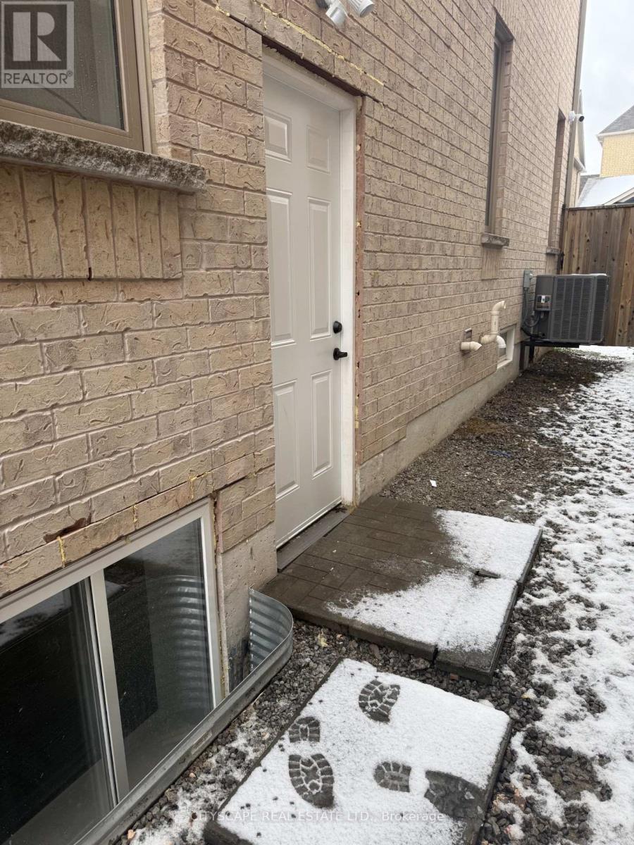 5582 Meadowcrest Avenue, Mississauga, Ontario  L5M 0V1 - Photo 2 - W12588632