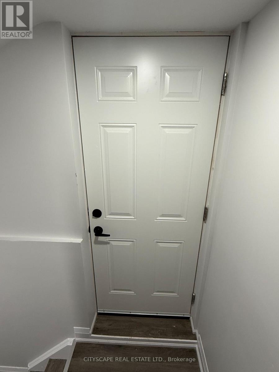 5582 Meadowcrest Avenue, Mississauga, Ontario  L5M 0V1 - Photo 3 - W12588632