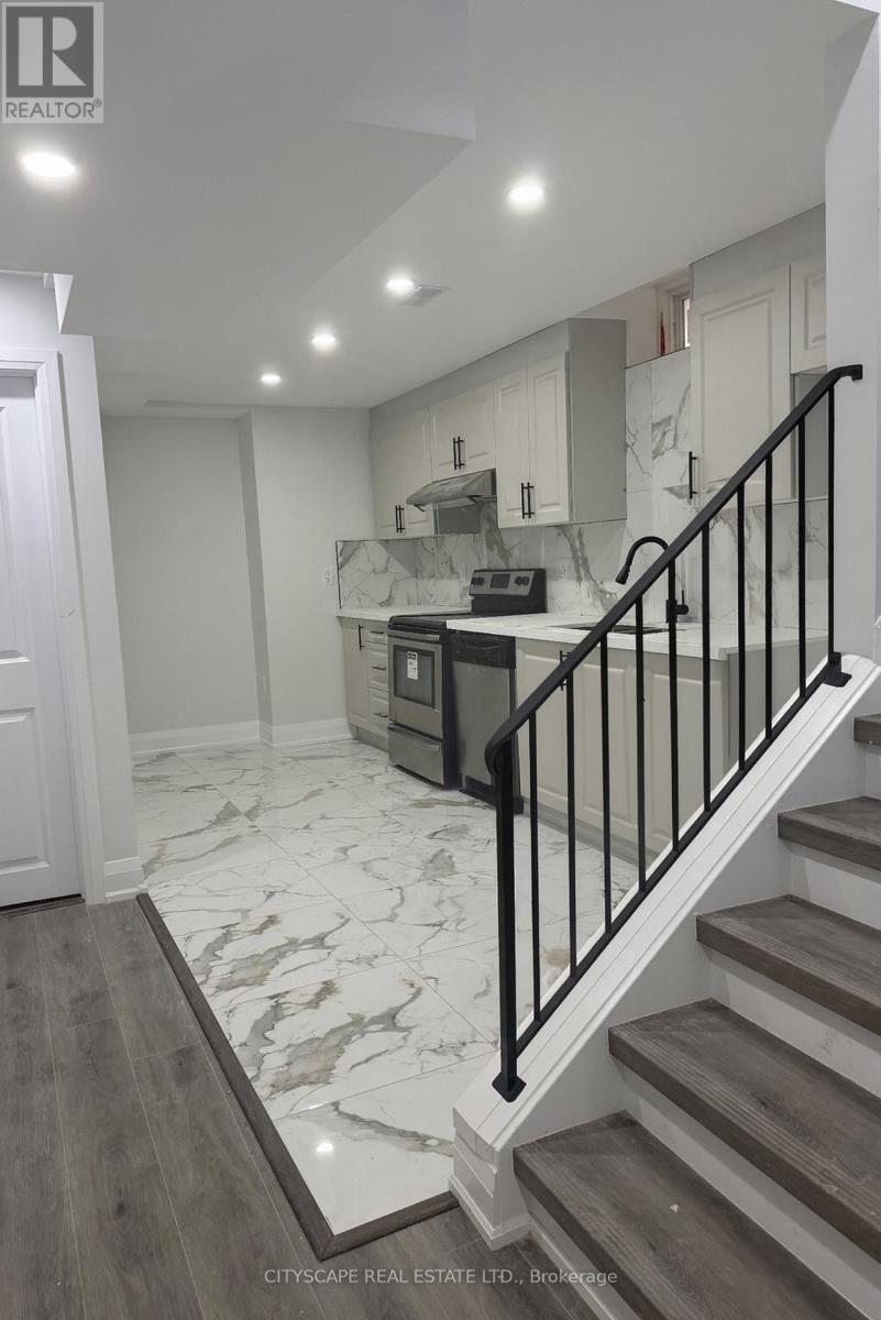 5582 Meadowcrest Avenue, Mississauga, Ontario  L5M 0V1 - Photo 4 - W12588632