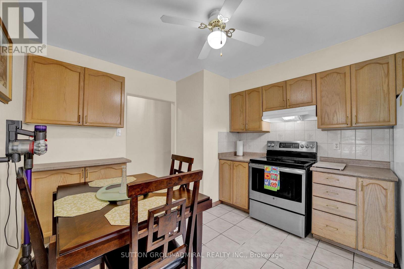 38 Frankton Crescent, Toronto, Ontario  M3J 1C1 - Photo 10 - W12433072