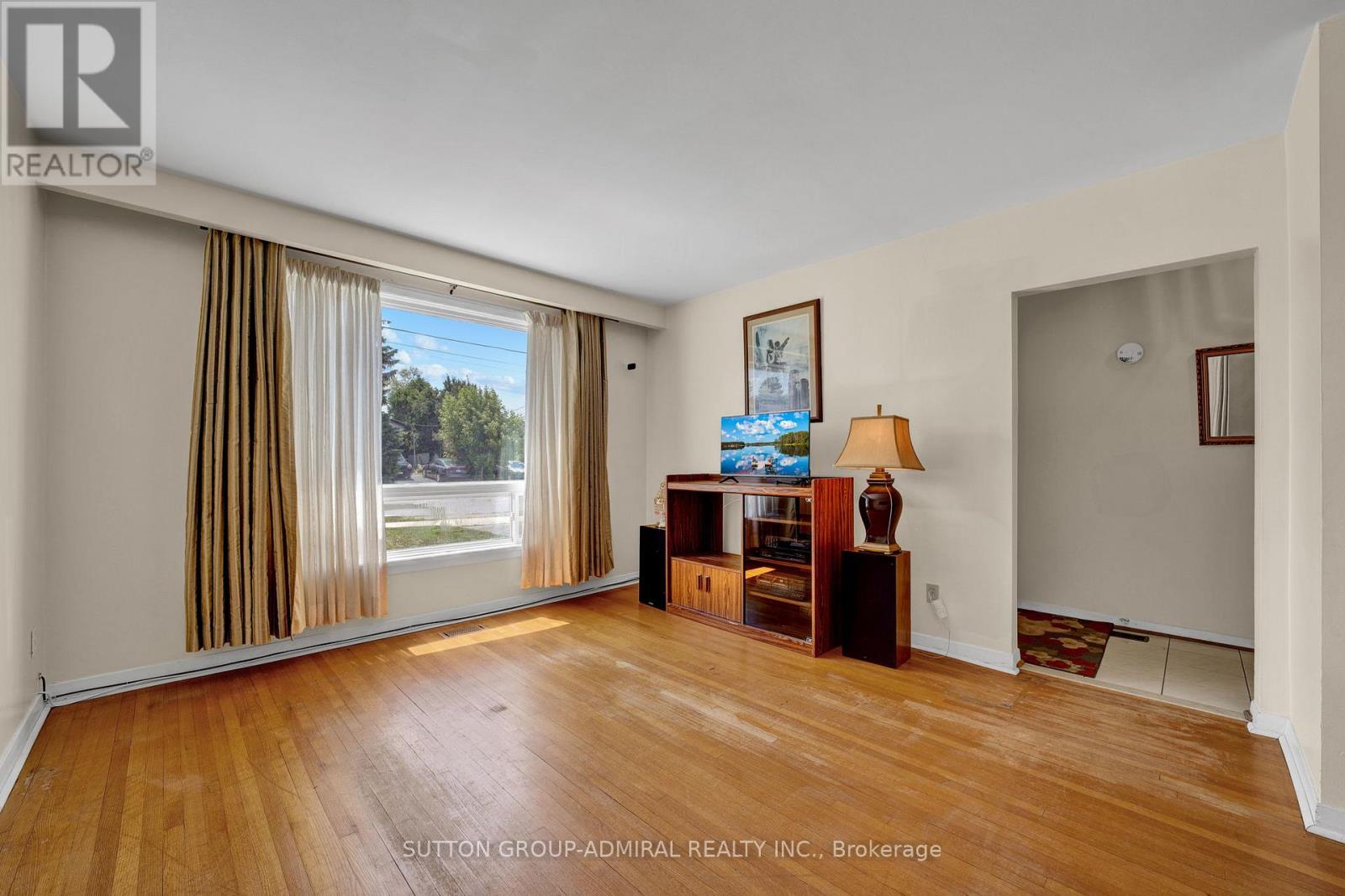 38 Frankton Crescent, Toronto, Ontario  M3J 1C1 - Photo 6 - W12433072