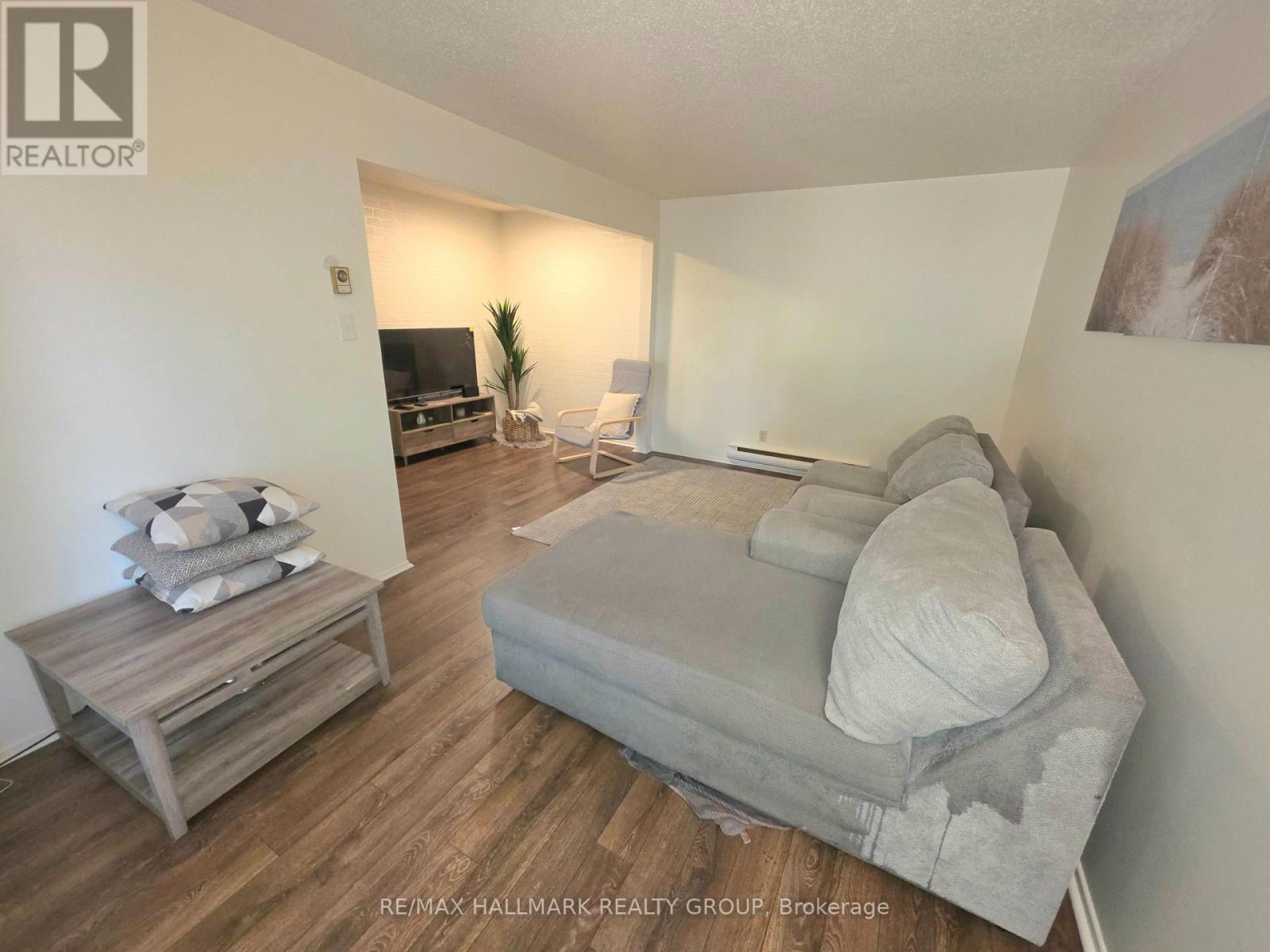 104 Salter Crescent, Ottawa, Ontario  K2K 1Y7 - Photo 3 - X12491318