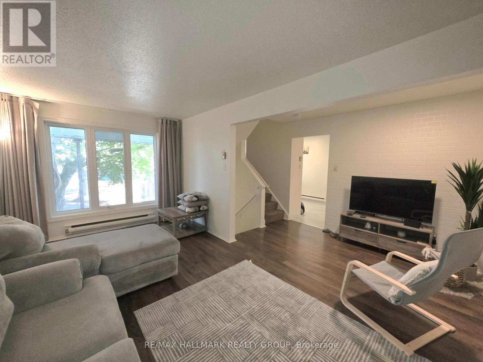 104 Salter Crescent, Ottawa, Ontario  K2K 1Y7 - Photo 2 - X12491318