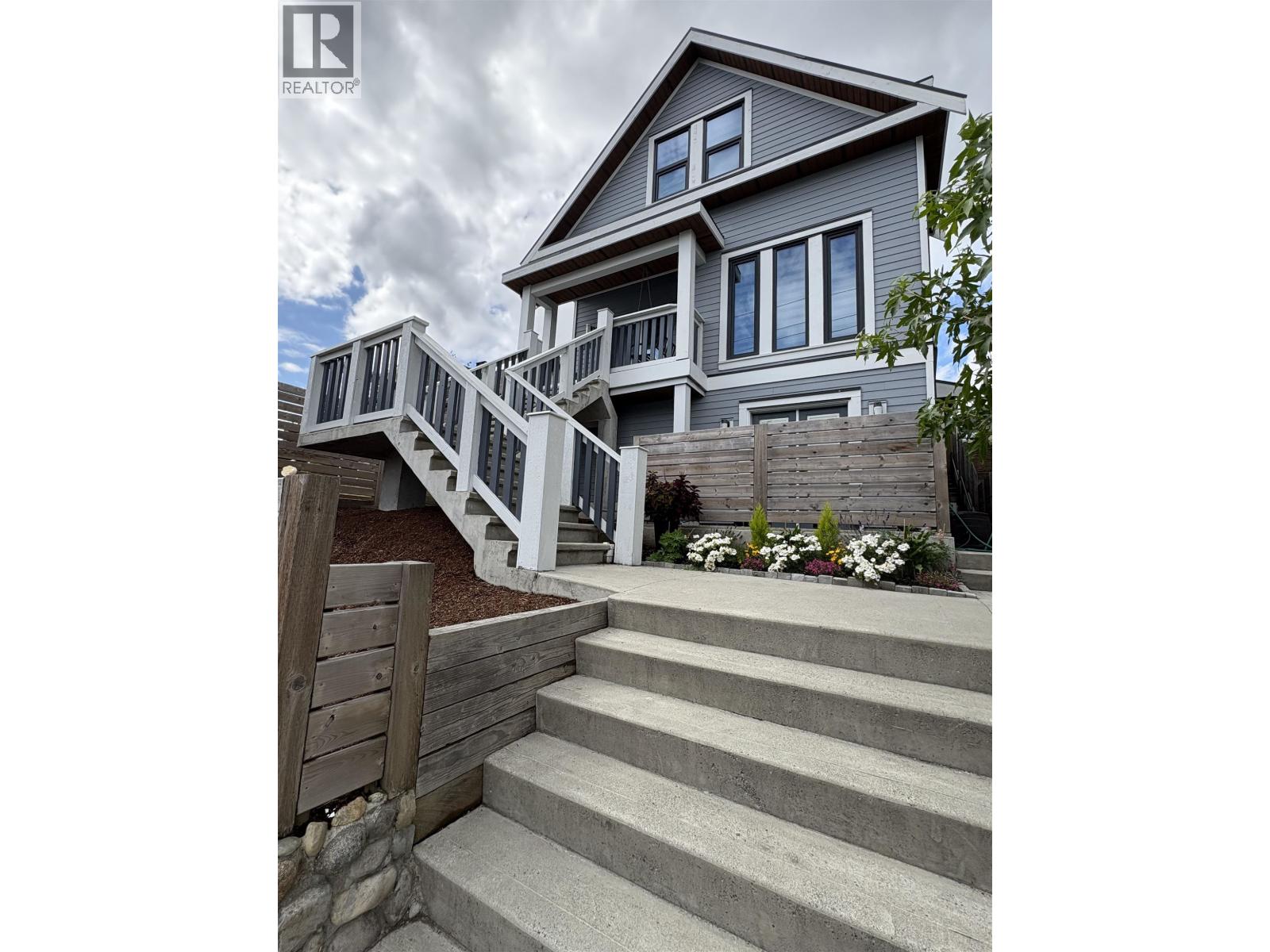 1409 Sixth Avenue, New Westminster, British Columbia  V3M 2C5 - Photo 2 - R3066887