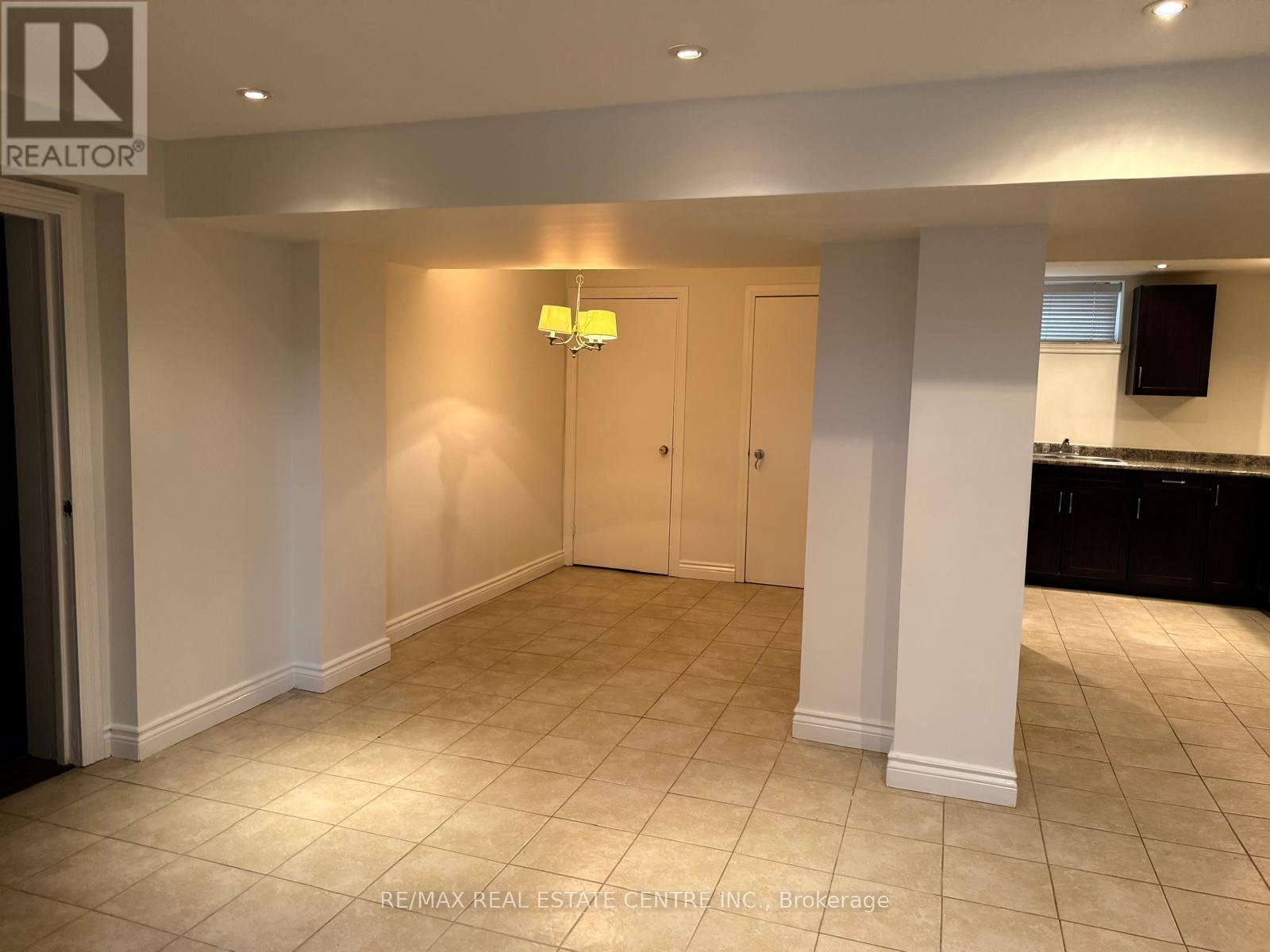 441 Saville Crescent, Oakville, Ontario  L6L 3T9 - Photo 13 - W12519034