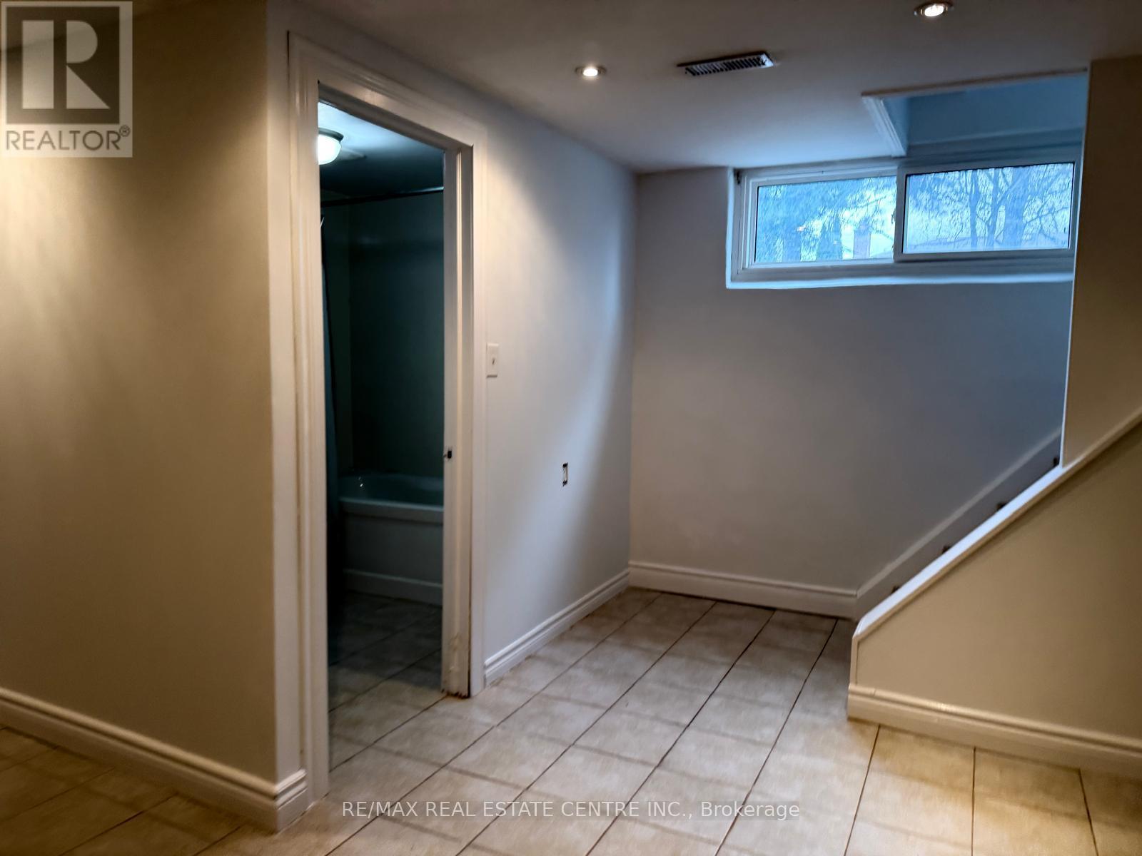 441 Saville Crescent, Oakville, Ontario  L6L 3T9 - Photo 16 - W12519034