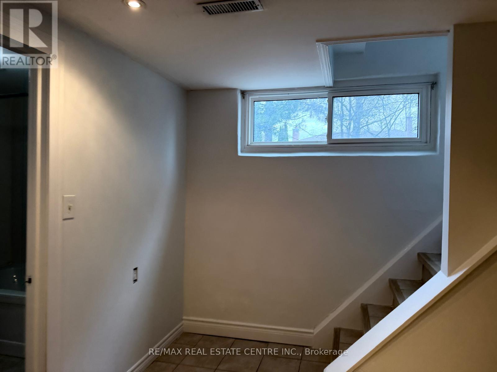 441 Saville Crescent, Oakville, Ontario  L6L 3T9 - Photo 14 - W12519034