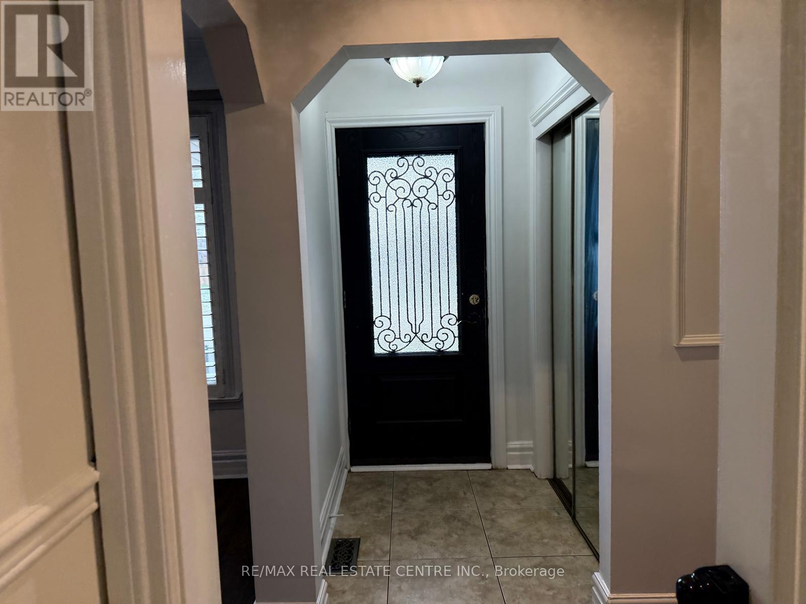 441 Saville Crescent, Oakville, Ontario  L6L 3T9 - Photo 3 - W12519034