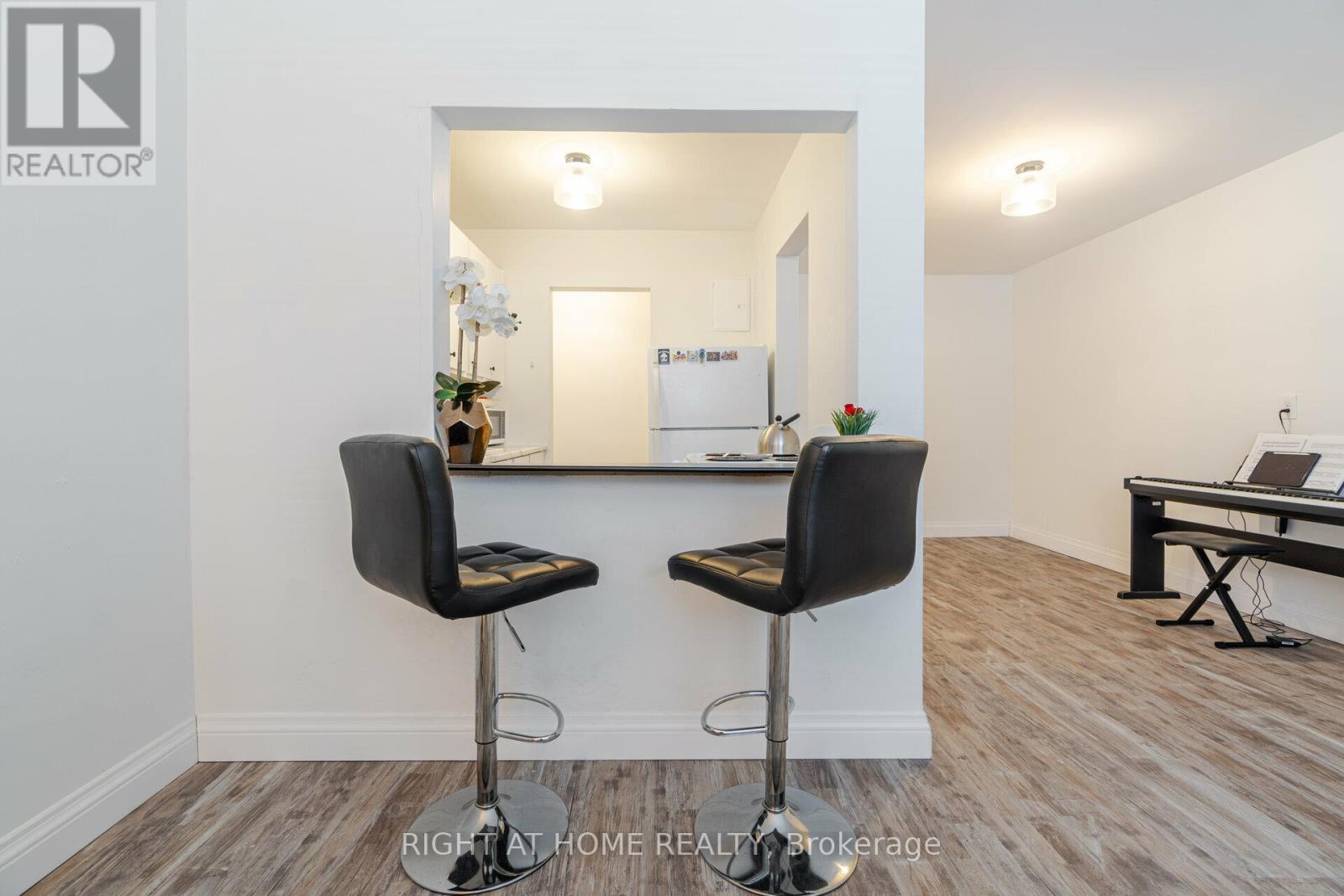 103 - 57 Mericourt Road, Hamilton (Ainslie Wood), Ontario  L8S 2N5 - Photo 2 - X12588674