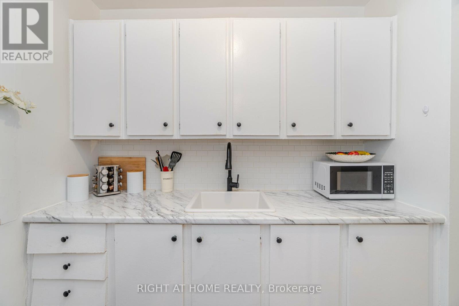 103 - 57 Mericourt Road, Hamilton (Ainslie Wood), Ontario  L8S 2N5 - Photo 4 - X12588674