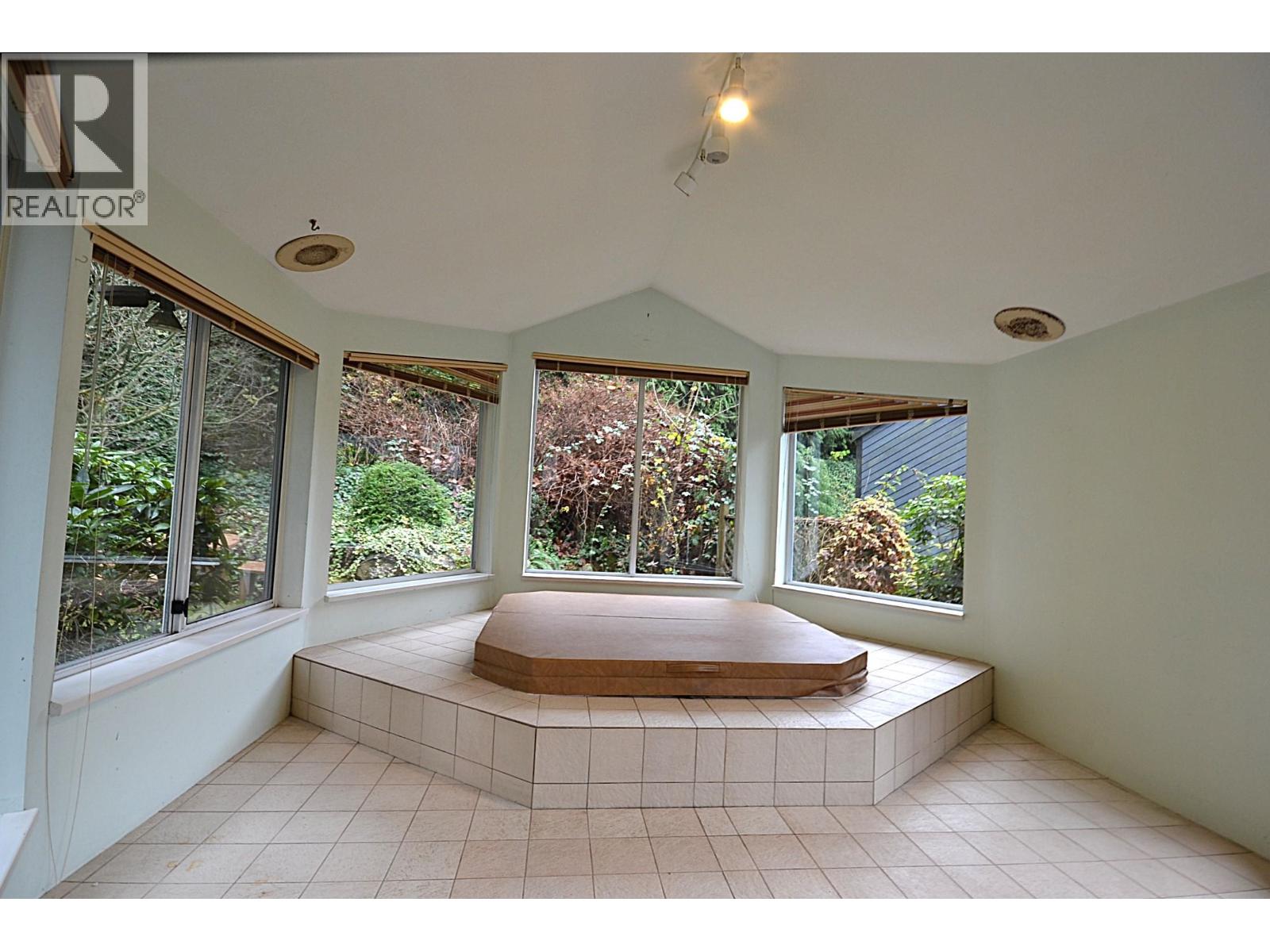 1092 Corona Crescent, Coquitlam, British Columbia  V3J 7J3 - Photo 13 - R3070992