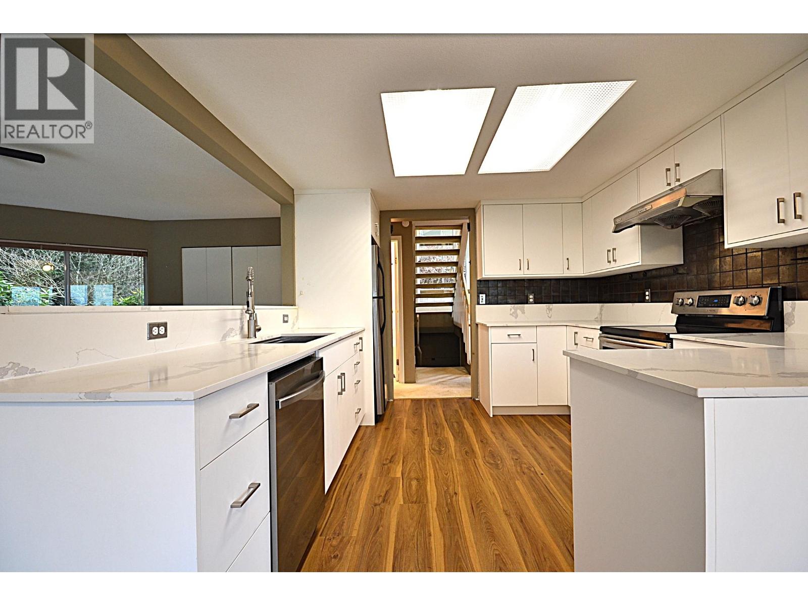 1092 Corona Crescent, Coquitlam, British Columbia  V3J 7J3 - Photo 8 - R3070992