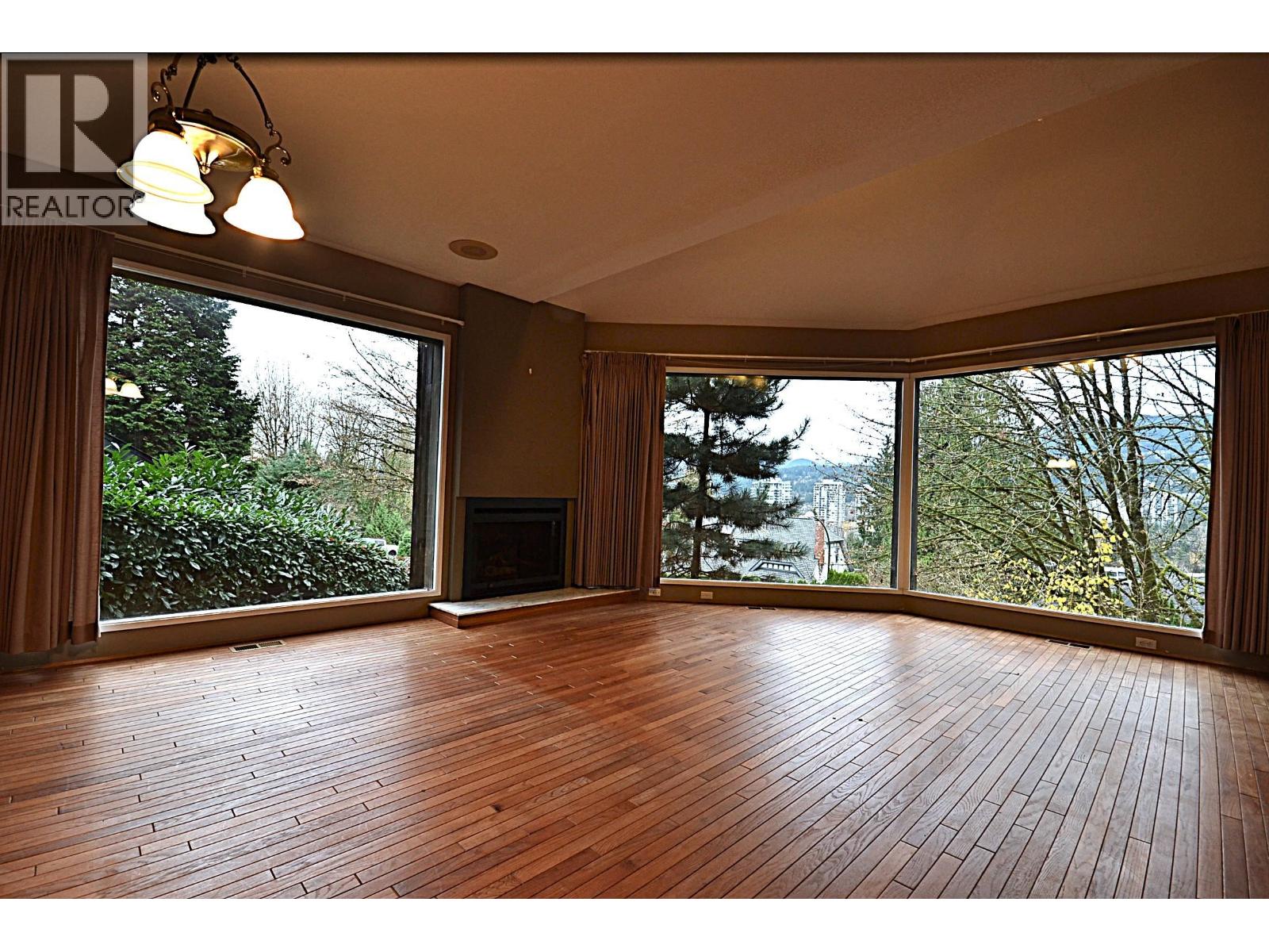 1092 Corona Crescent, Coquitlam, British Columbia  V3J 7J3 - Photo 2 - R3070992