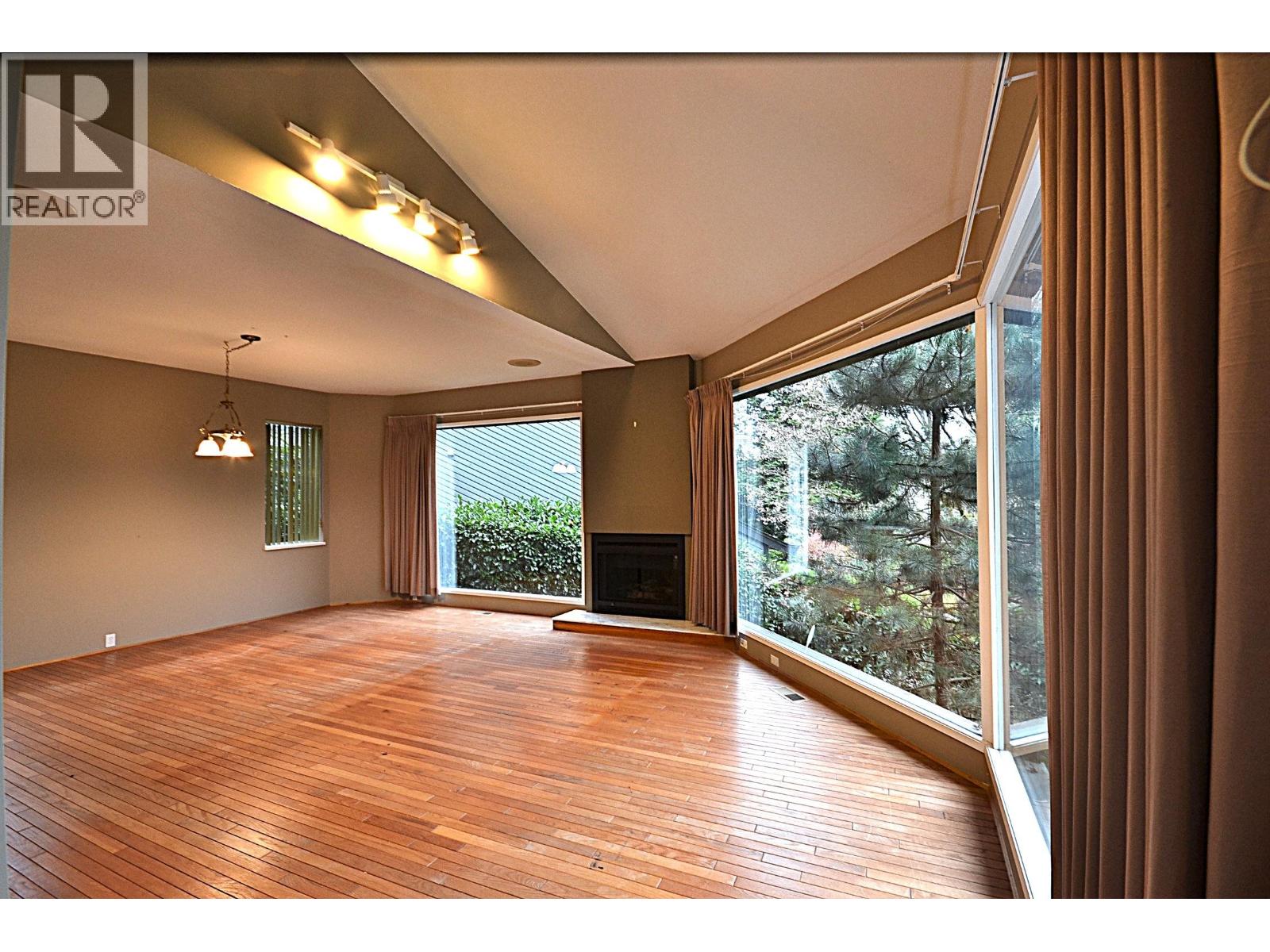 1092 Corona Crescent, Coquitlam, British Columbia  V3J 7J3 - Photo 3 - R3070992