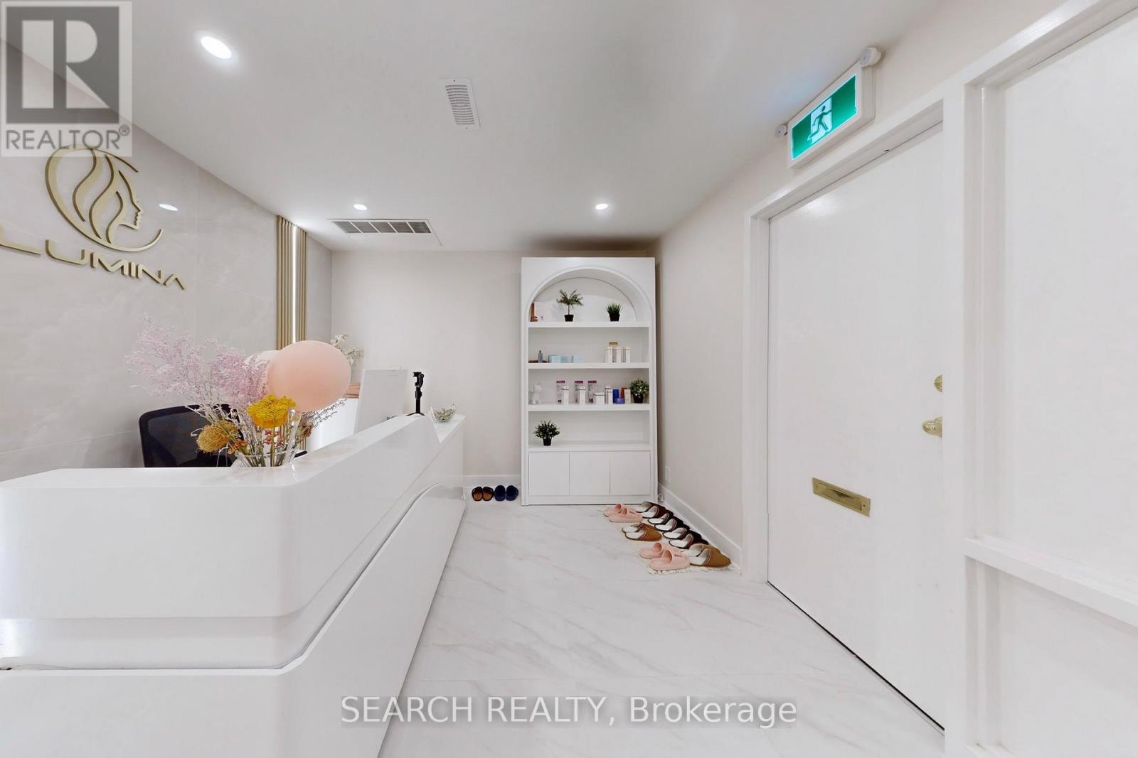 42 Village Centre, Mississauga, Ontario L4Z 1V9 - Photo 2 - W12588440