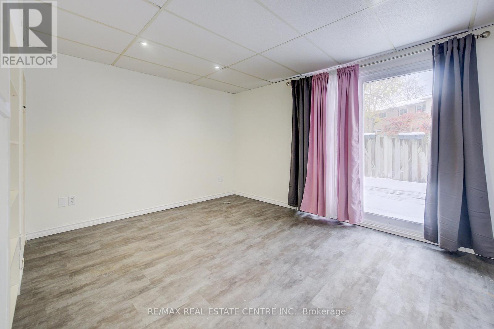 68 - 1115 Paramount Drive, Hamilton, Ontario  L8J 1P6 - Photo 6 - X12499848