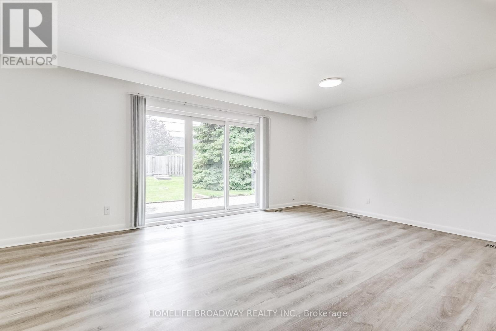 45 Hurlingham Crescent, Toronto, Ontario  M3B 2P9 - Photo 8 - C12204990