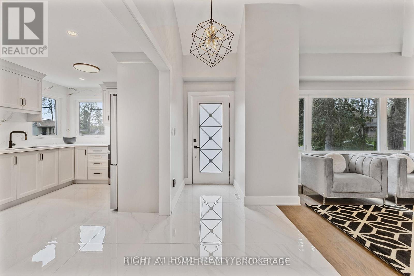 347 Mapledene Drive, Hamilton, Ontario  L9G 2K3 - Photo 4 - X12588760