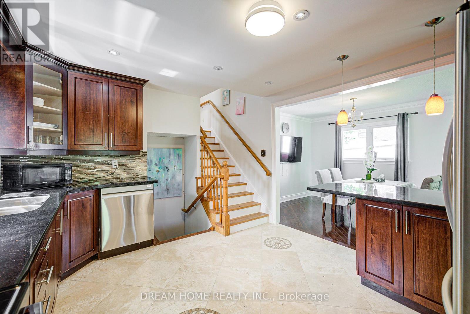 98 Weldrick Road W, Richmond Hill, Ontario  L4C 3T8 - Photo 12 - N12588788