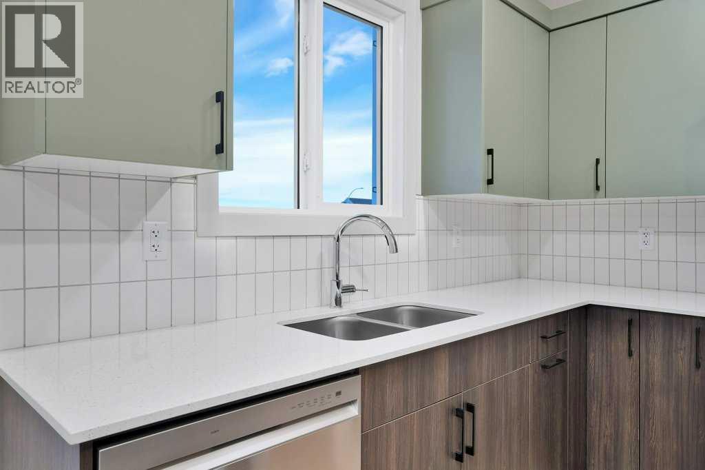 122 Gray Close, Sylvan Lake, Alberta  T4S 0W4 - Photo 3 - A2264243