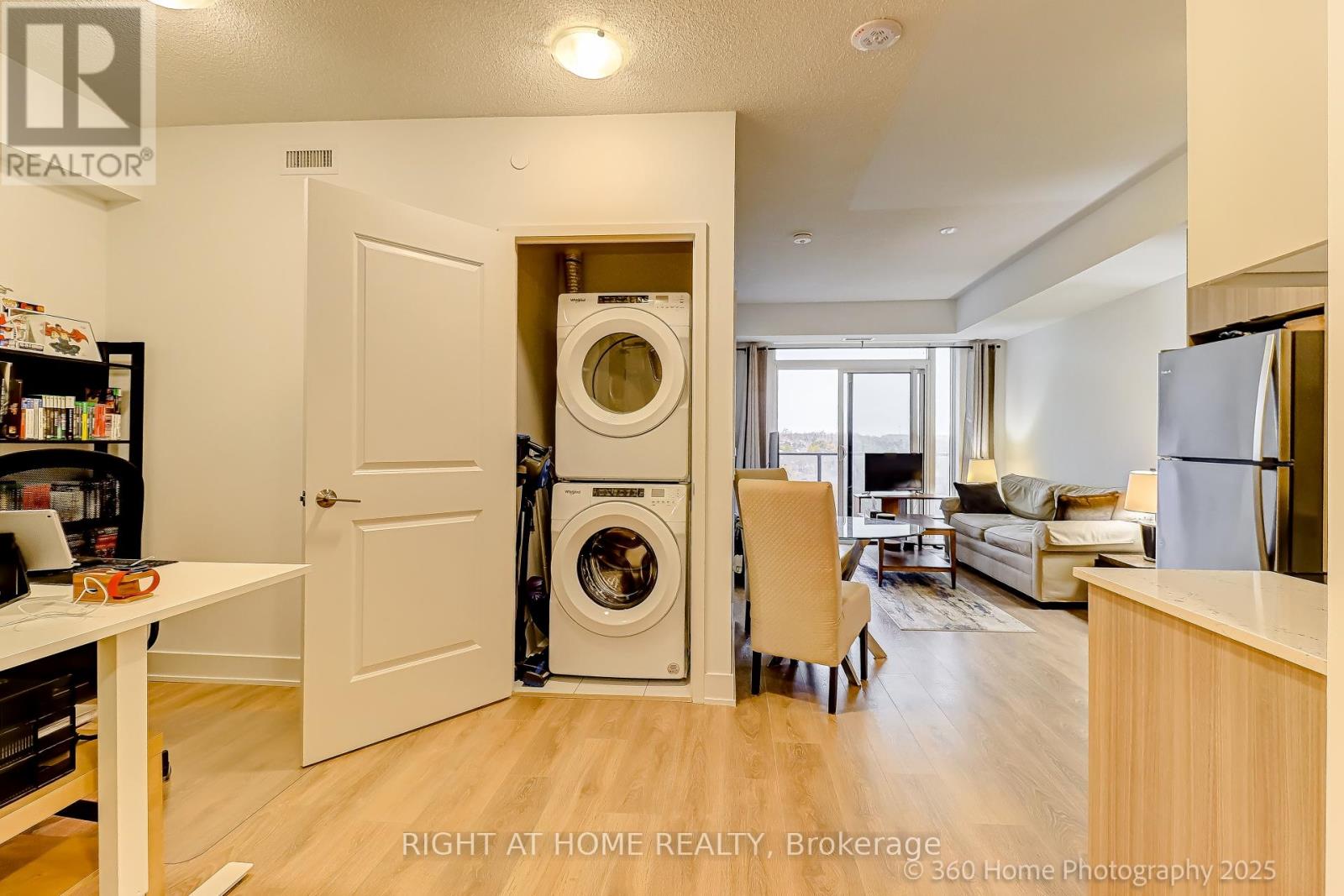 605 - 202 Burnhamthorpe Road E, Mississauga, Ontario  L5B 0A1 - Photo 10 - W12588774