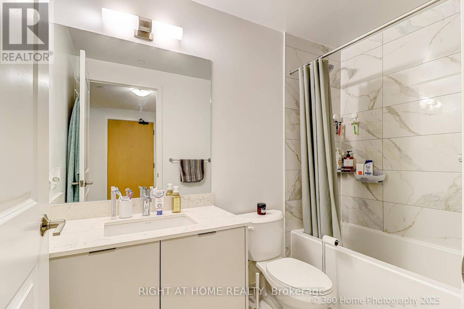 605 - 202 Burnhamthorpe Road E, Mississauga, Ontario  L5B 0A1 - Photo 11 - W12588774