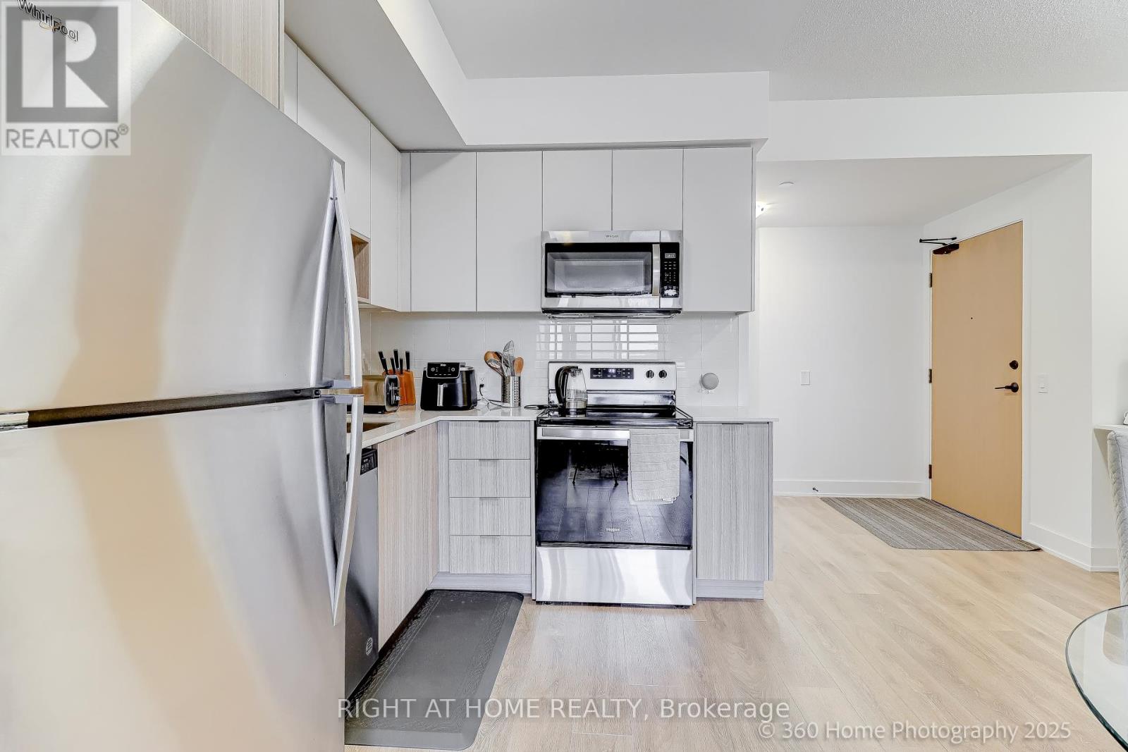 605 - 202 Burnhamthorpe Road E, Mississauga, Ontario  L5B 0A1 - Photo 14 - W12588774