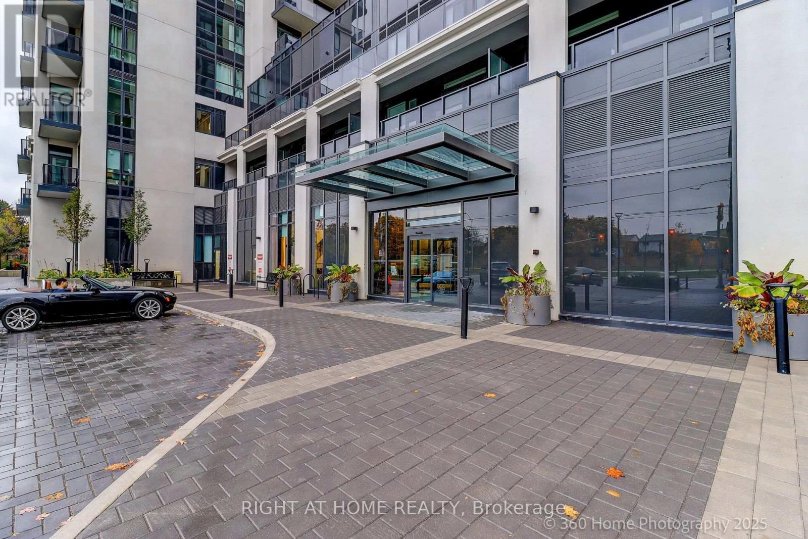 605 - 202 Burnhamthorpe Road E, Mississauga, Ontario  L5B 0A1 - Photo 2 - W12588774