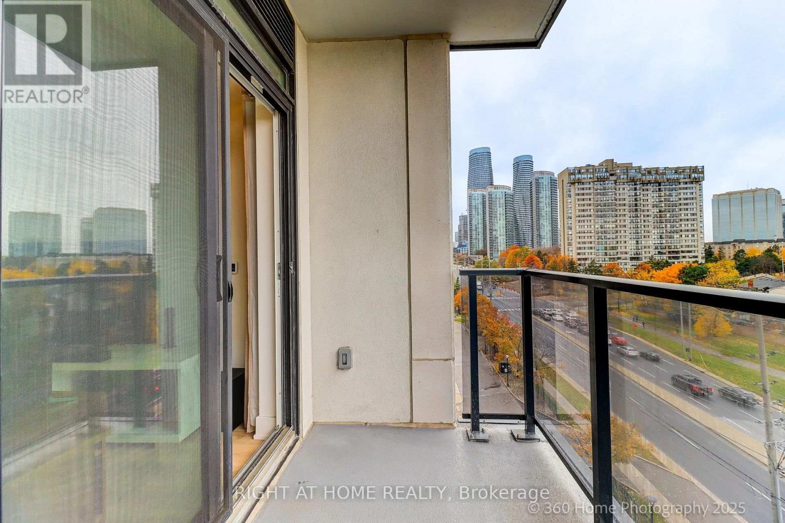 605 - 202 Burnhamthorpe Road E, Mississauga, Ontario  L5B 0A1 - Photo 30 - W12588774