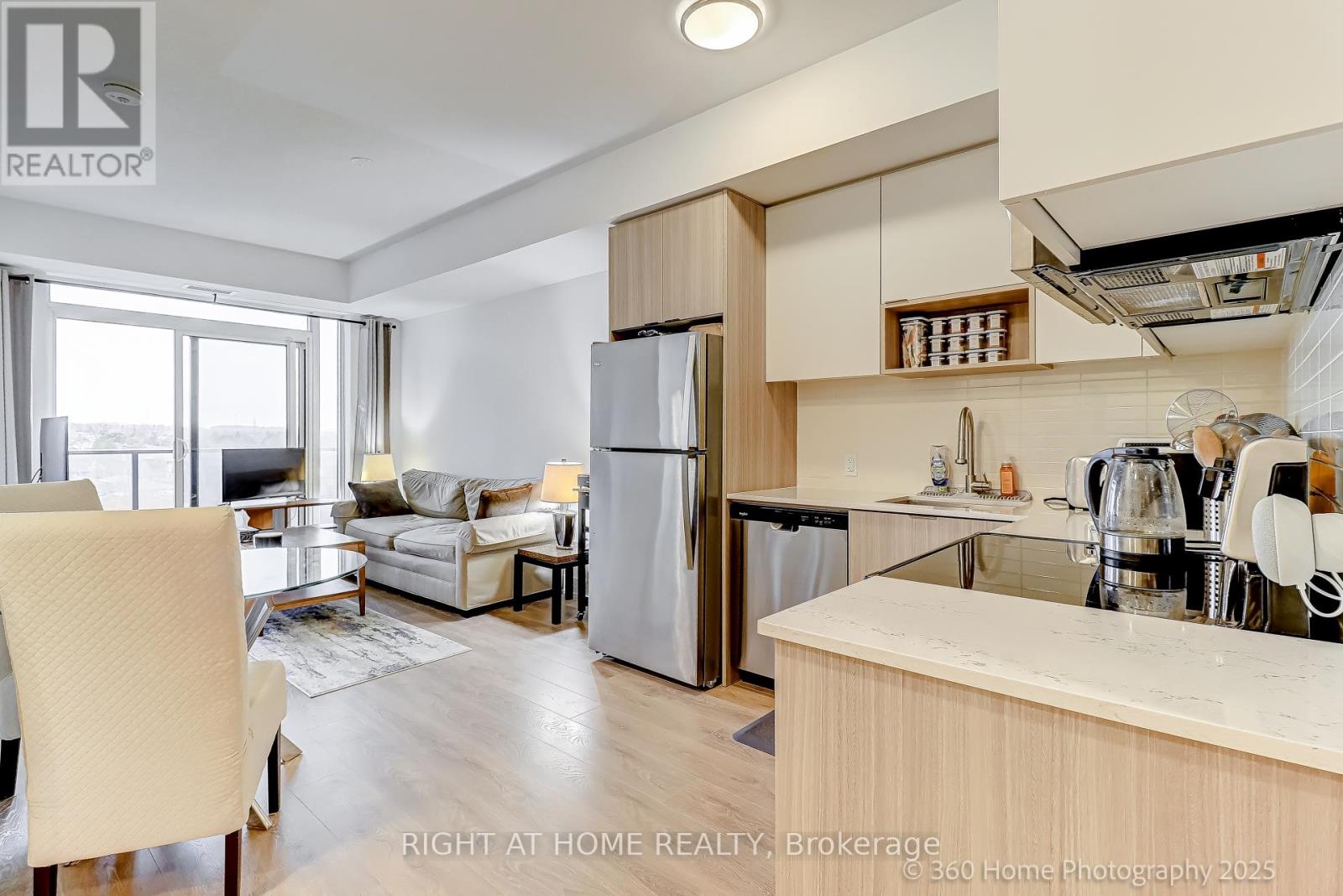 605 - 202 Burnhamthorpe Road E, Mississauga, Ontario  L5B 0A1 - Photo 4 - W12588774