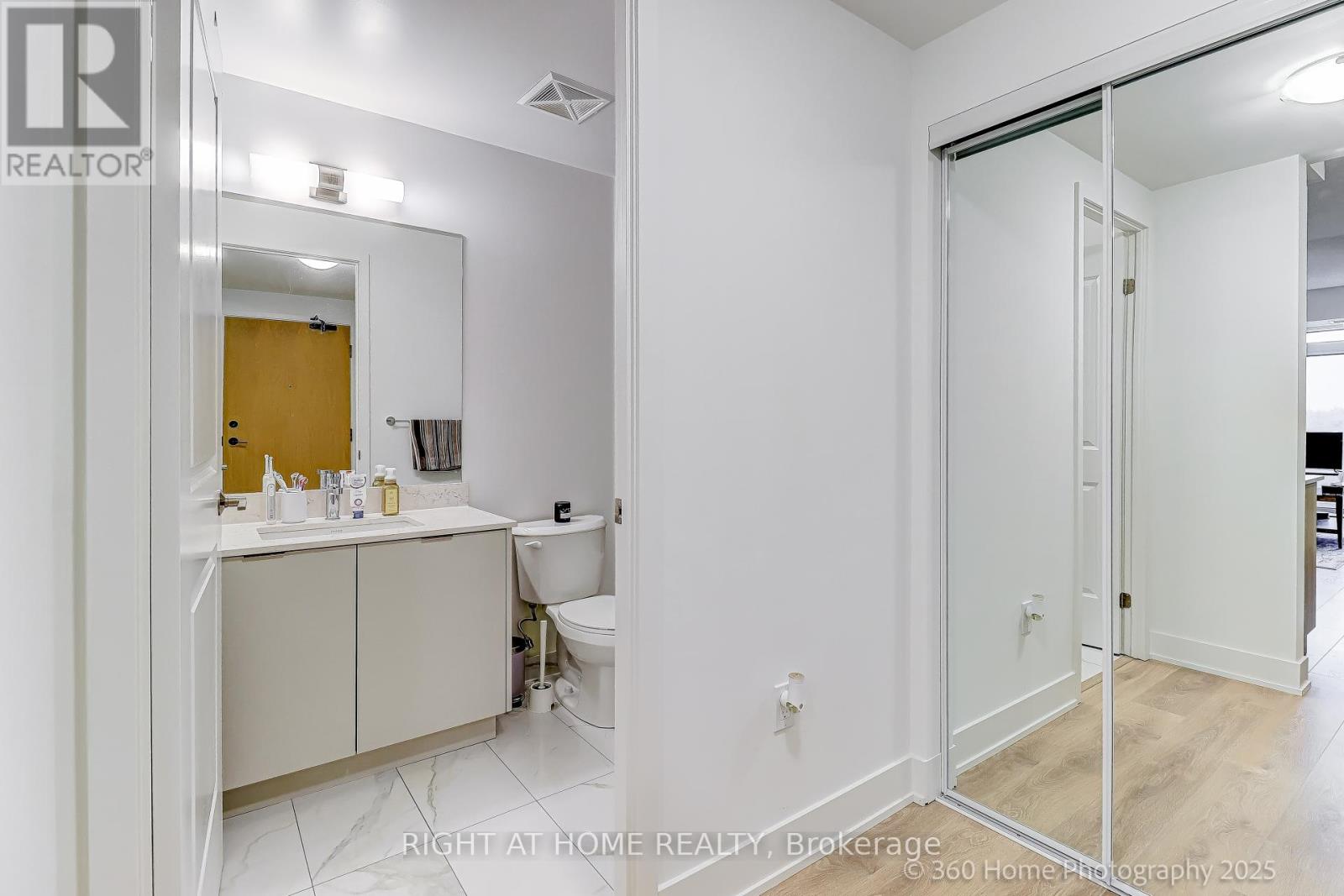 605 - 202 Burnhamthorpe Road E, Mississauga, Ontario  L5B 0A1 - Photo 5 - W12588774