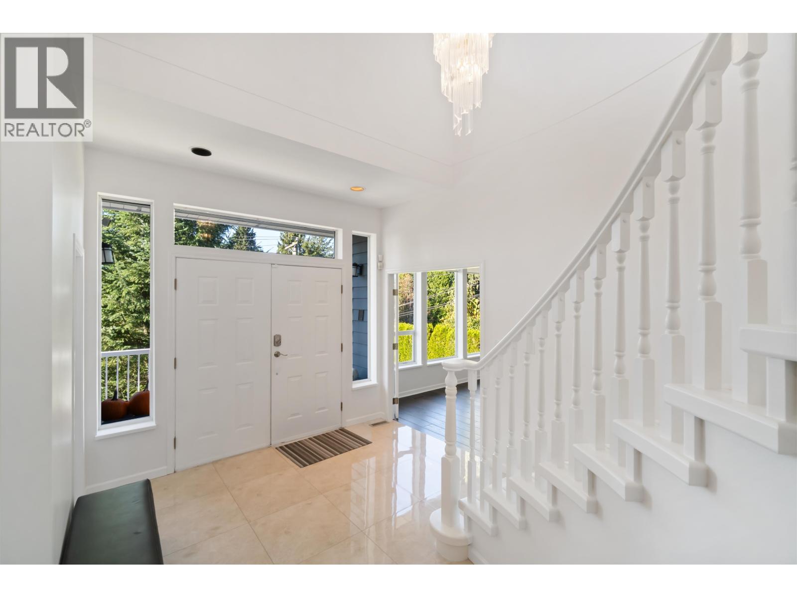 456 Montroyal Boulevard, North Vancouver, British Columbia  V7N 3E1 - Photo 6 - R3068048