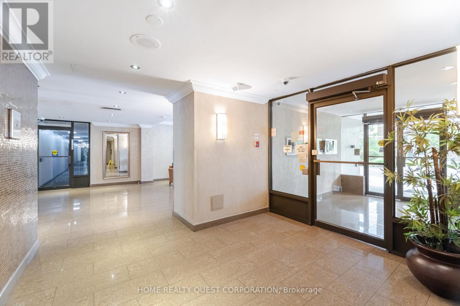 510 - 3170 Kirwin Avenue, Mississauga, Ontario L5A 3R1 - Photo 2 - W12588798