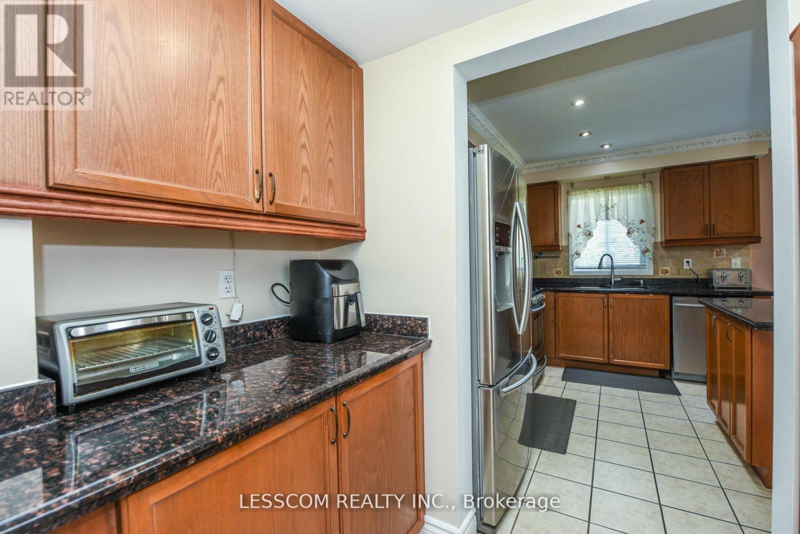 30 Fairhill Avenue, Brampton, Ontario  L7A 2E7 - Photo 12 - W12588834