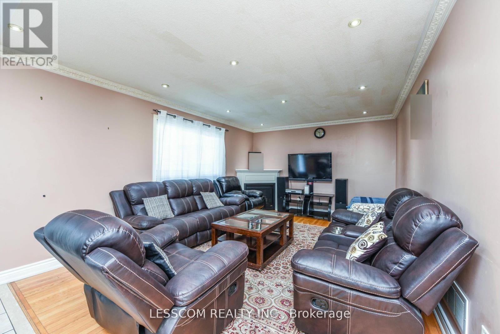 30 Fairhill Avenue, Brampton, Ontario  L7A 2E7 - Photo 7 - W12588834