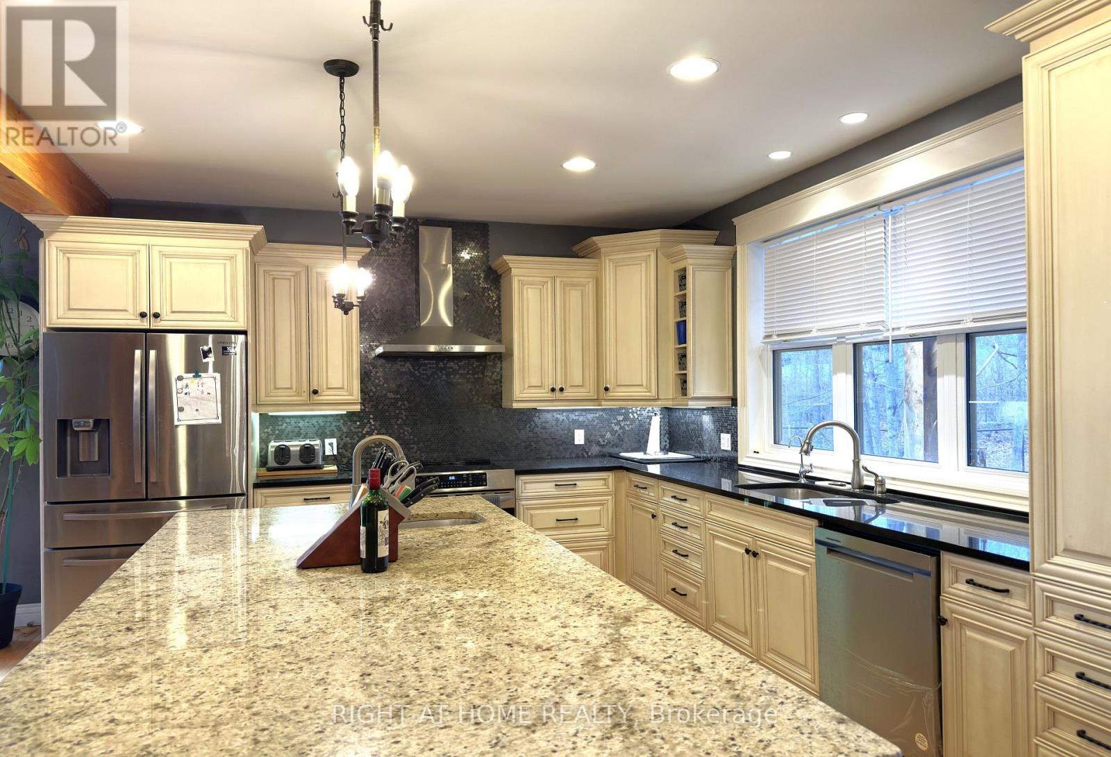 129 Blue Jay Crescent, Grey Highlands, Ontario N0C 1H0 - Photo 6 - X12588826