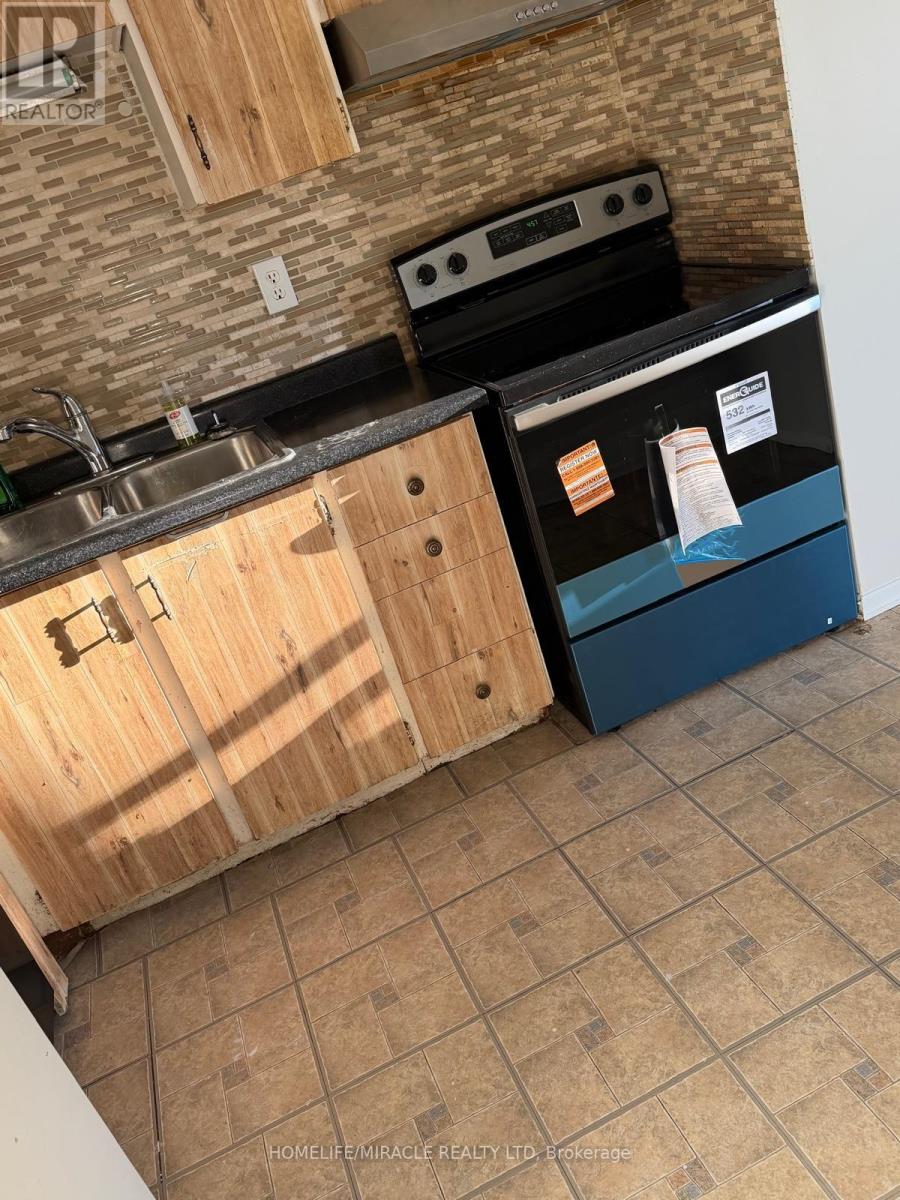 96 Carleton Place, Brampton, Ontario  L6T 3Z4 - Photo 9 - W12576896