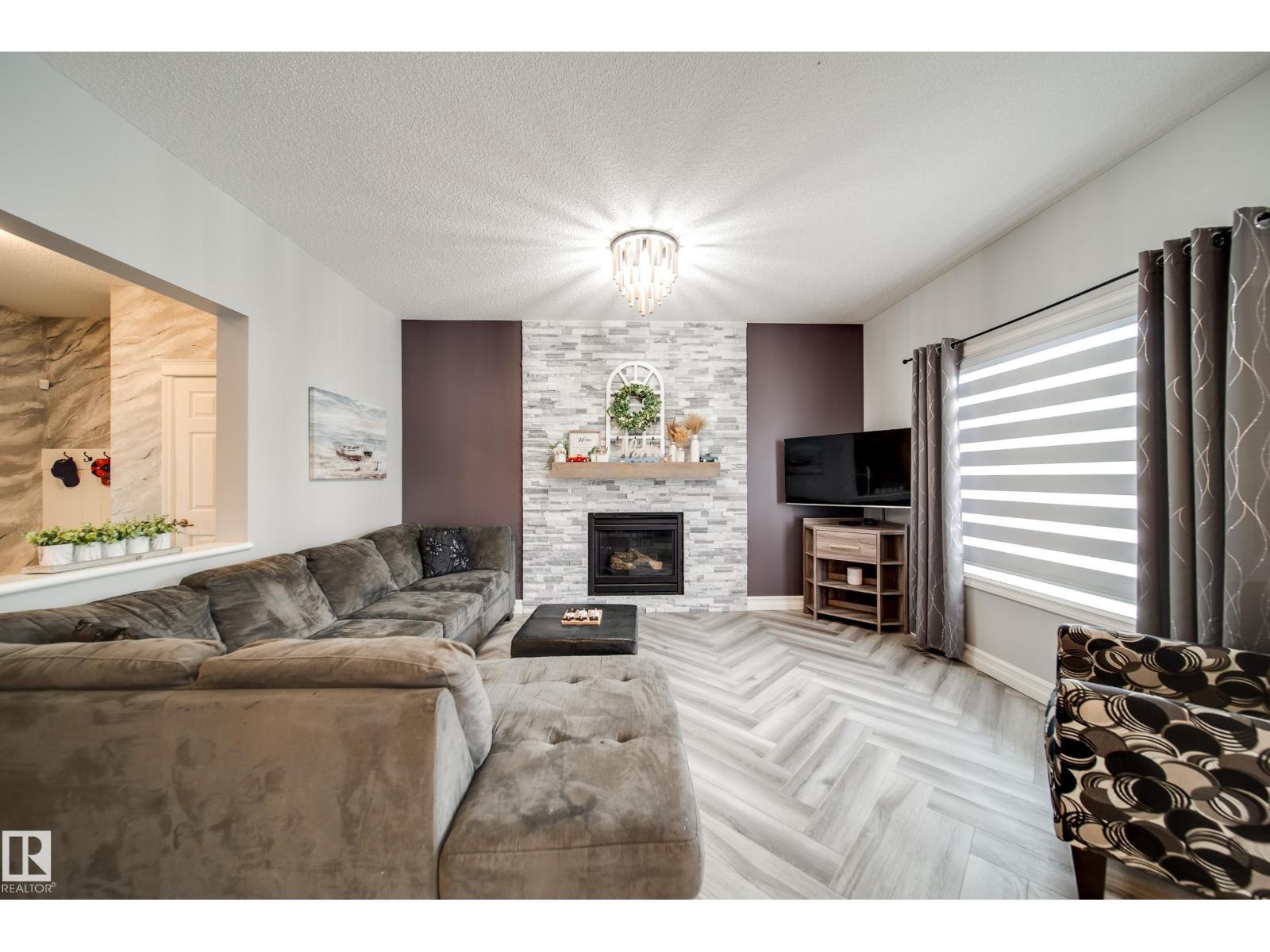 5927 6 Av Sw, Edmonton, Alberta  T6X 0G4 - Photo 3 - E4460550