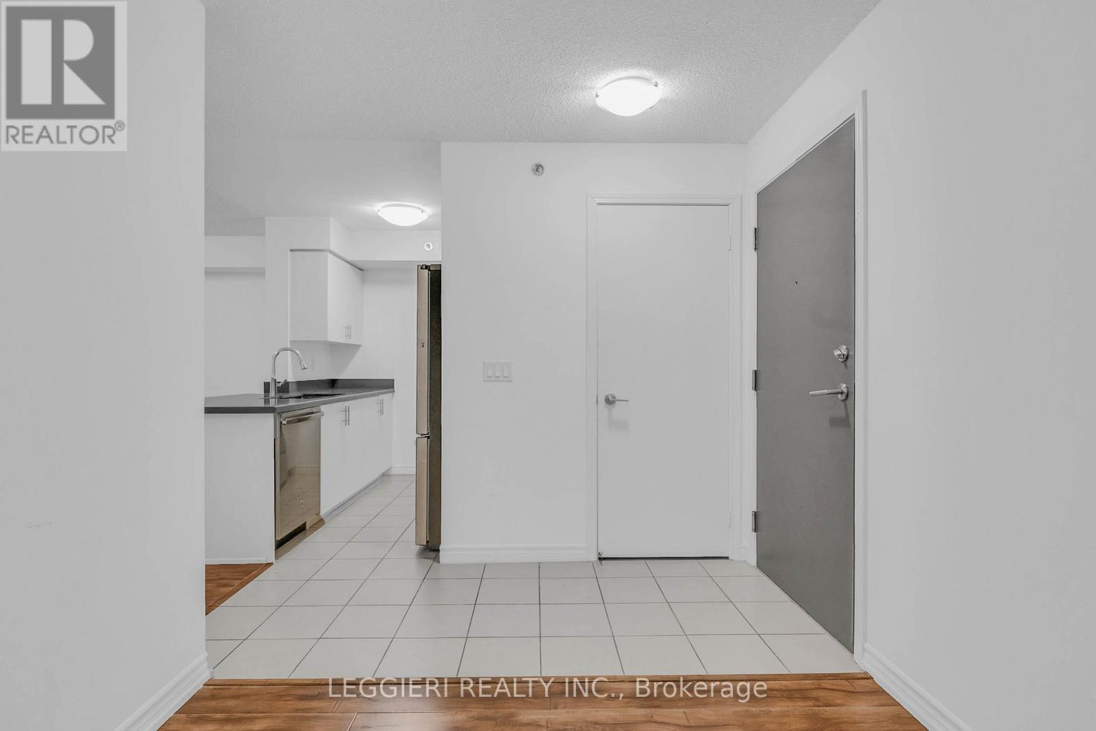 522 - 35 Saranac Boulevard, Toronto, Ontario M6A 2G4 - Photo 5 - C12589008