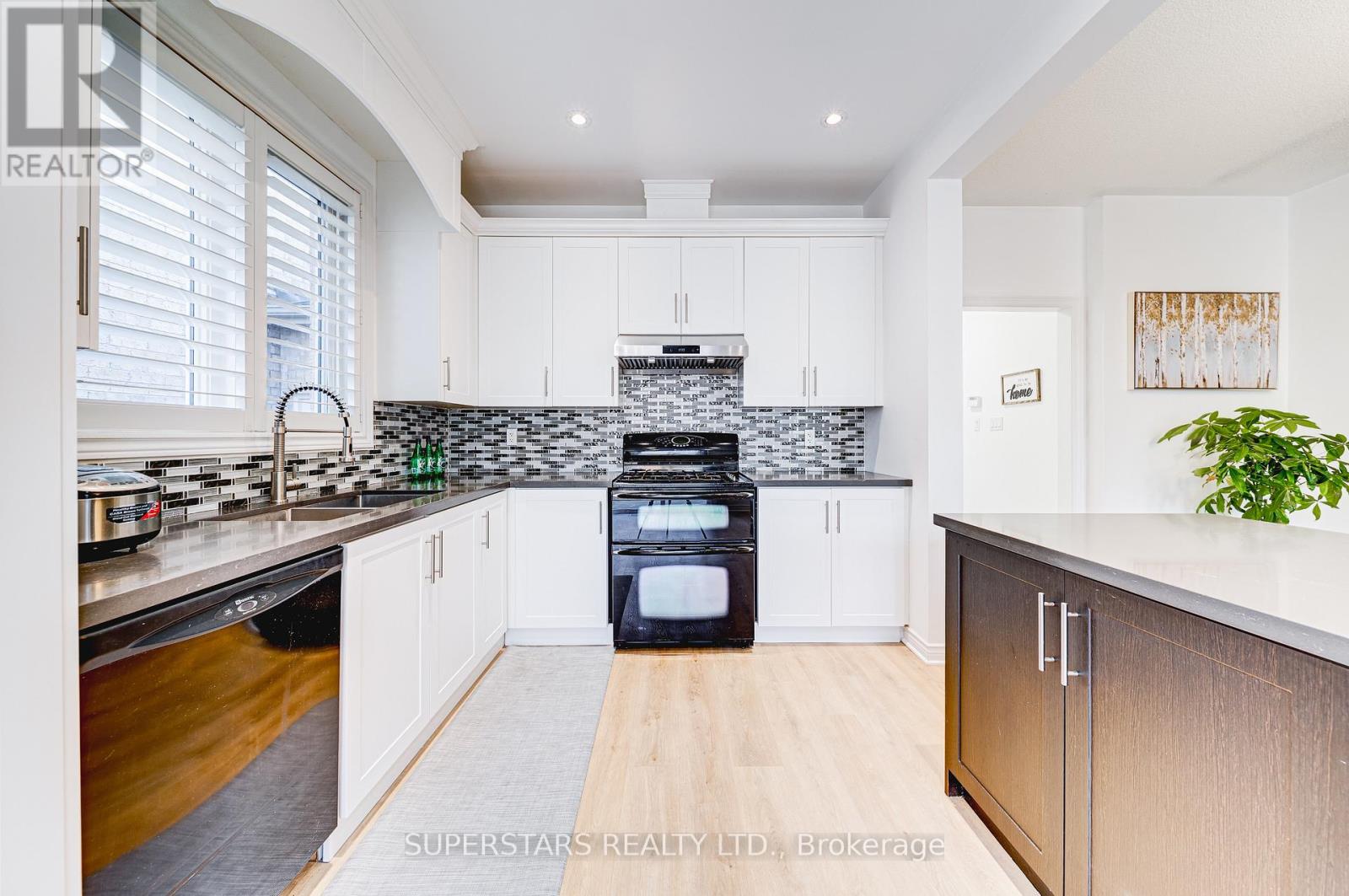 58 Wood Rim Drive, Richmond Hill, Ontario  L4E 4S2 - Photo 8 - N12589014