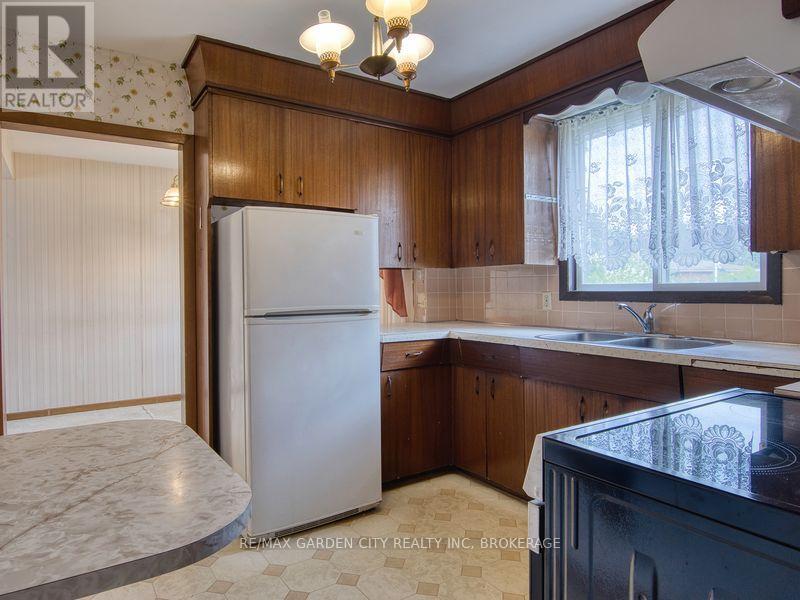 230 Lakeshore Road, St. Catharines, Ontario  L2M 1R5 - Photo 17 - X12589060