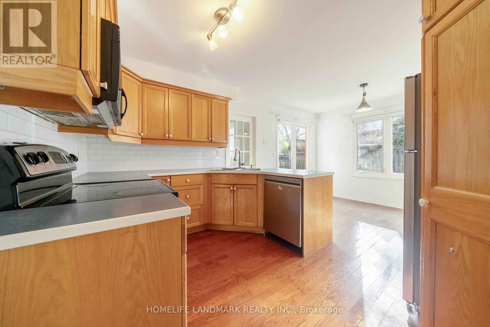 2048 Sixth Line, Oakville, Ontario  L6H 3N2 - Photo 16 - W12589090