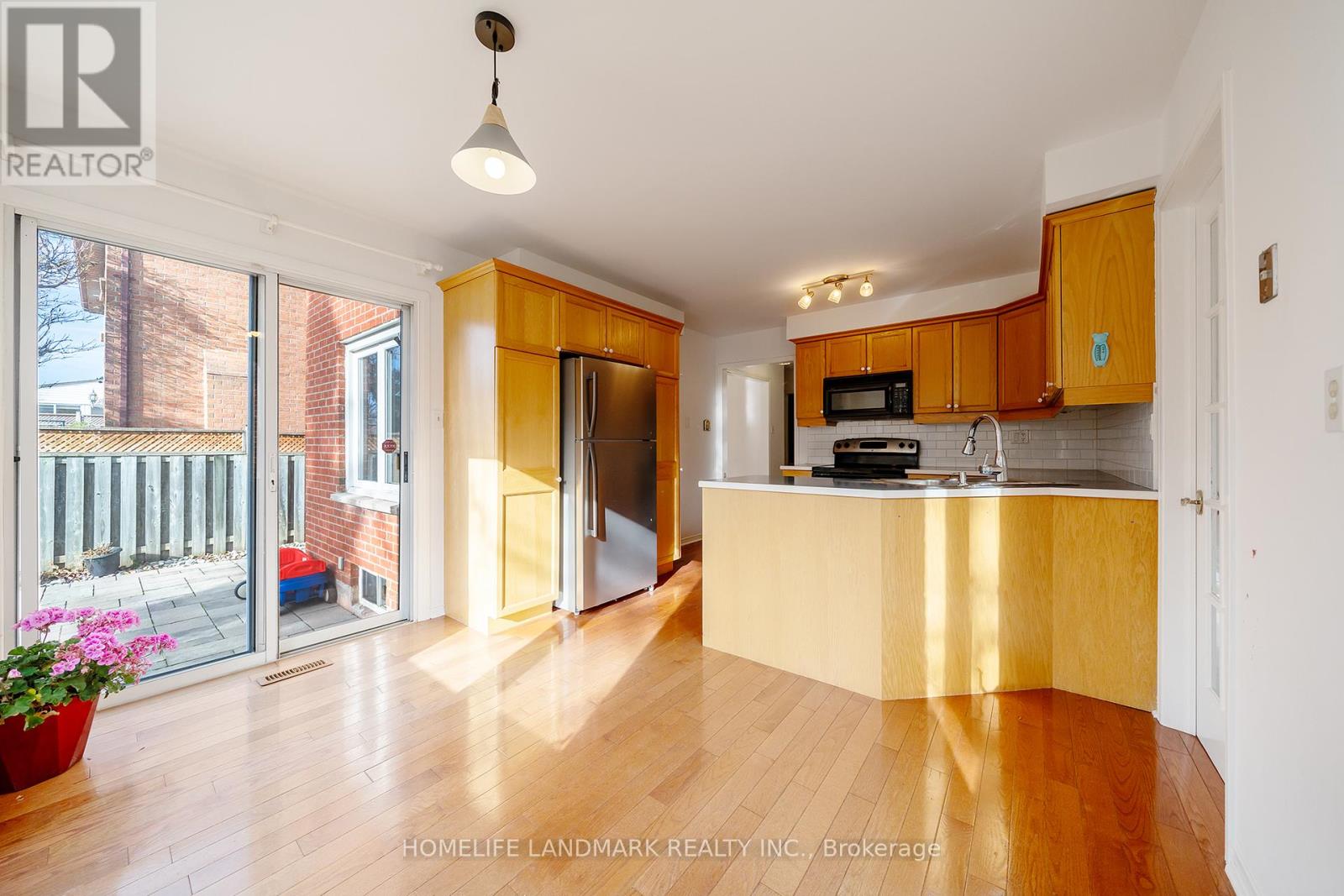 2048 Sixth Line, Oakville, Ontario  L6H 3N2 - Photo 17 - W12589090