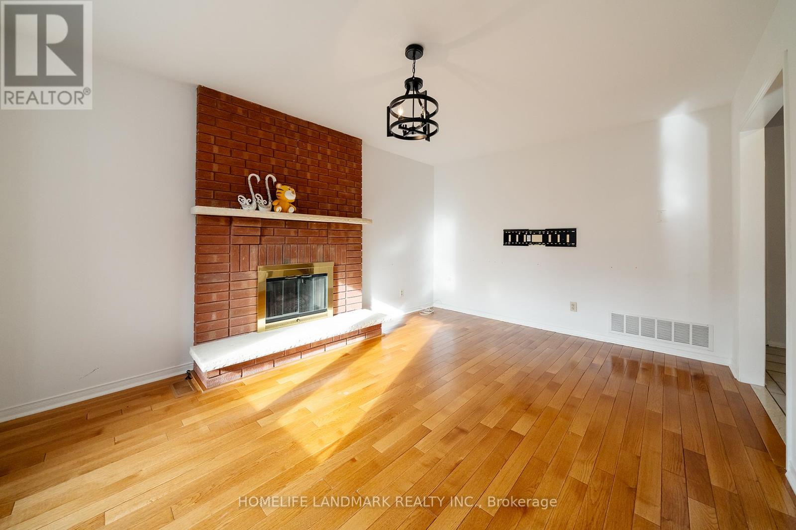 2048 Sixth Line, Oakville, Ontario  L6H 3N2 - Photo 22 - W12589090