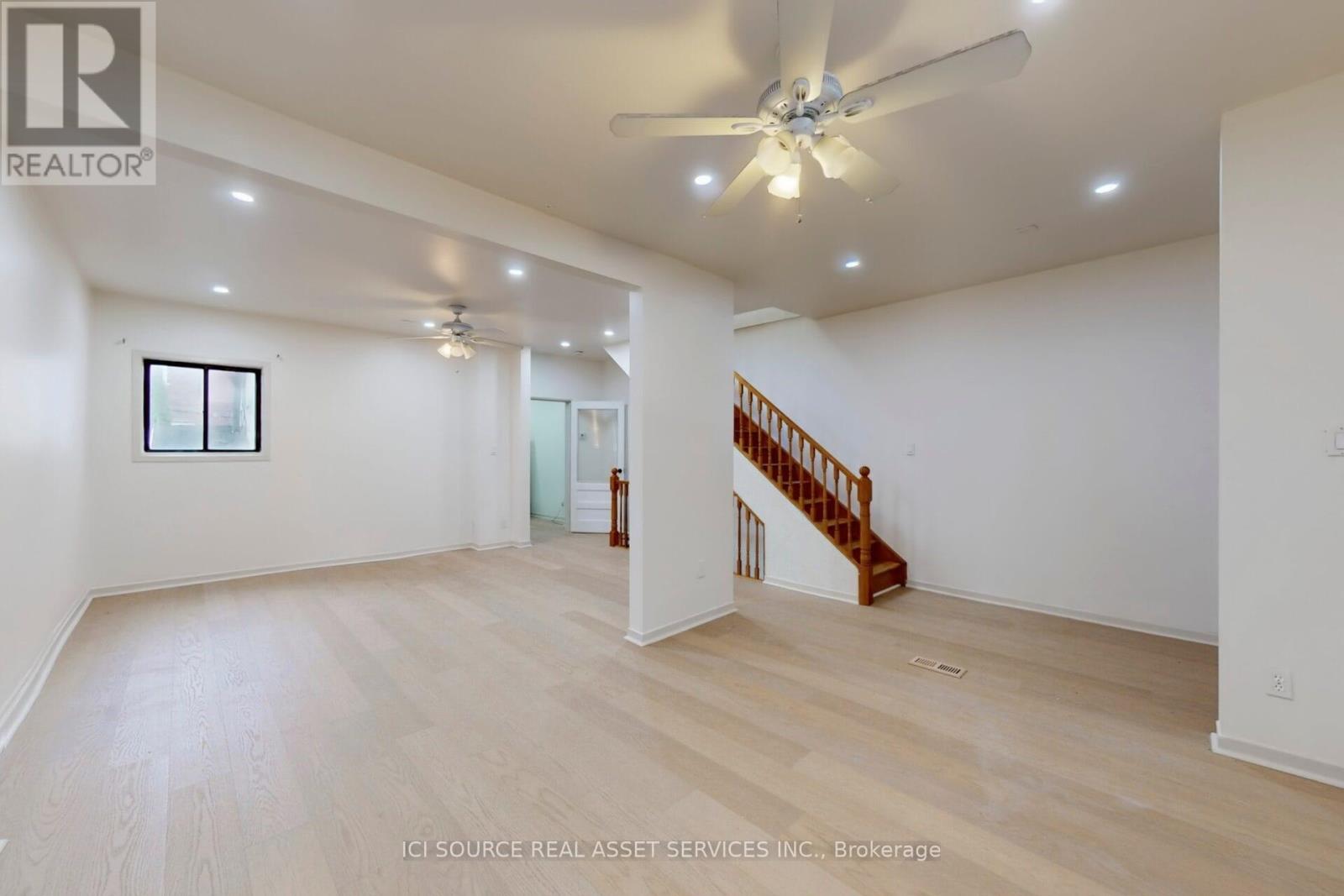 Upper - 463 Pape Avenue, Toronto, Ontario  M4K 3P6 - Photo 10 - E12589142