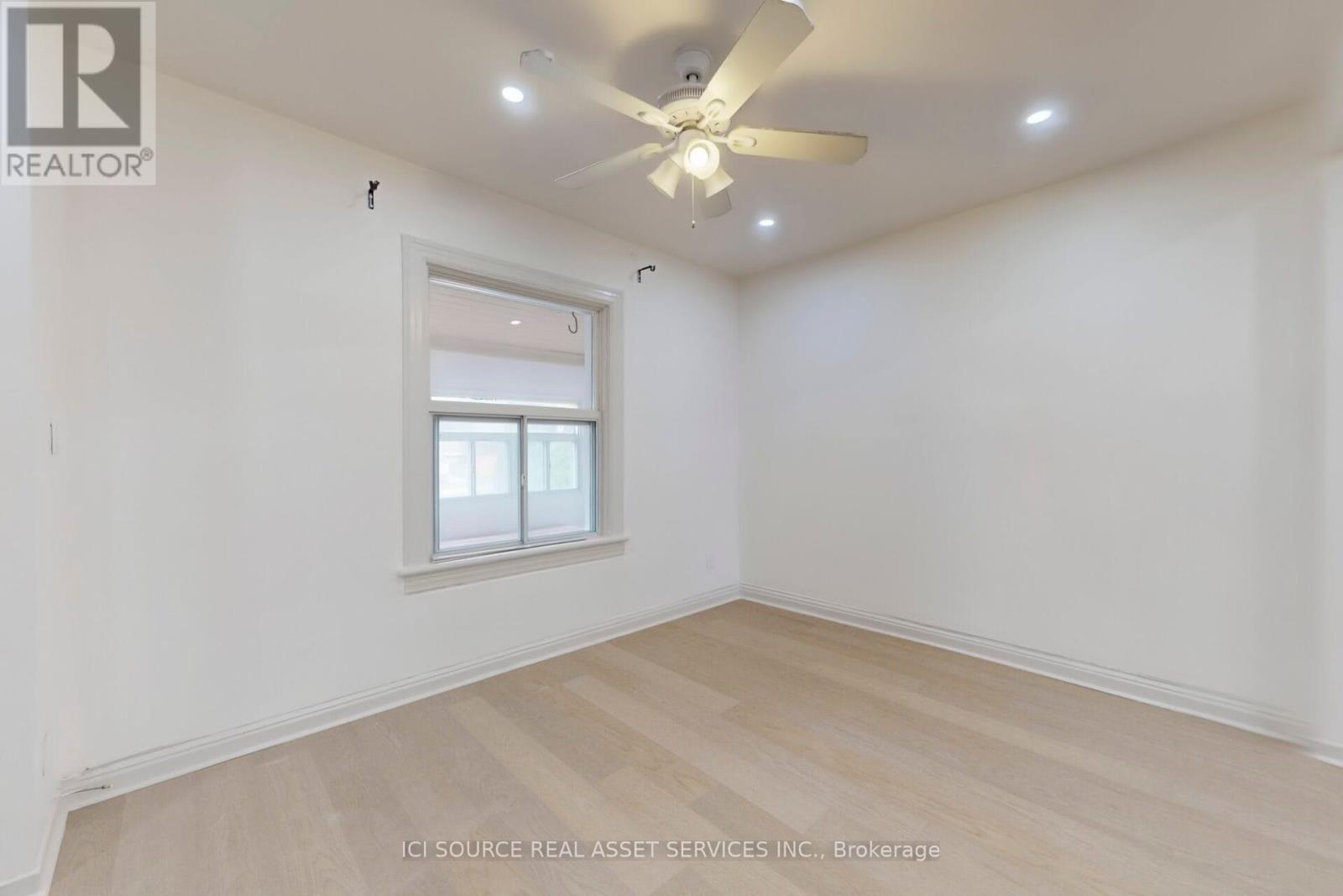 Upper - 463 Pape Avenue, Toronto, Ontario  M4K 3P6 - Photo 11 - E12589142