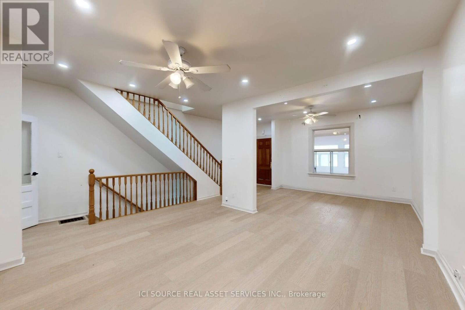 Upper - 463 Pape Avenue, Toronto, Ontario  M4K 3P6 - Photo 13 - E12589142